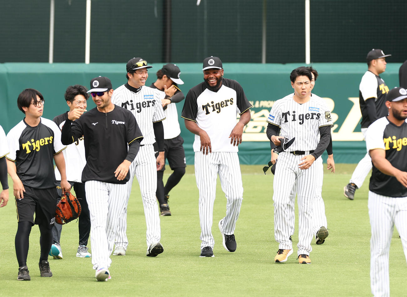 才木（中央左）と談笑するラドリス（撮影・上田博志）