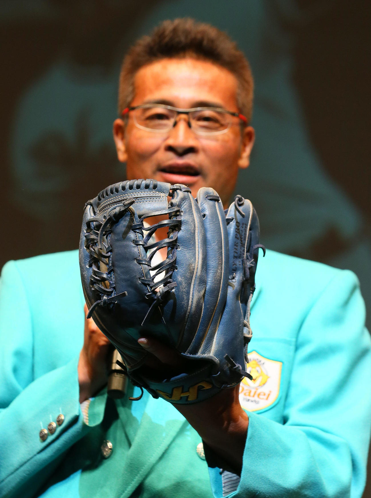 スイッチピッチャーの近田豊年氏が使用した両利き用グラブ（2014年7月24日撮影）