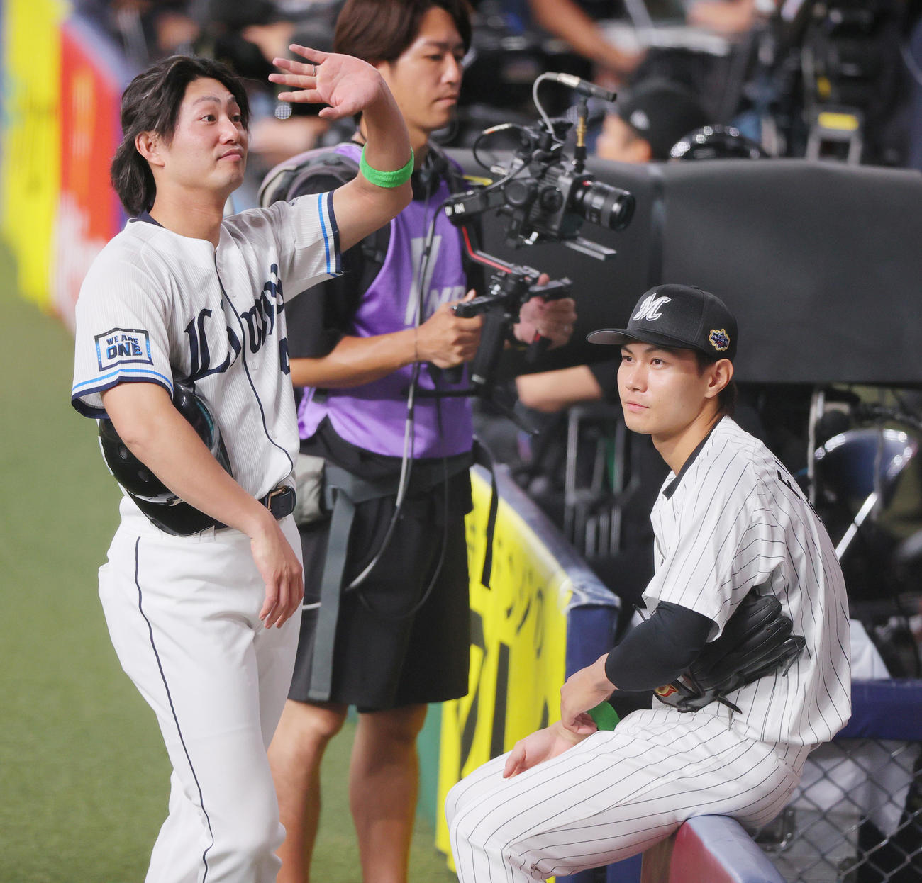 全パ対全セ　ファンに手を振る全パ今井（左）と全パ藤原（撮影・上山淳一）