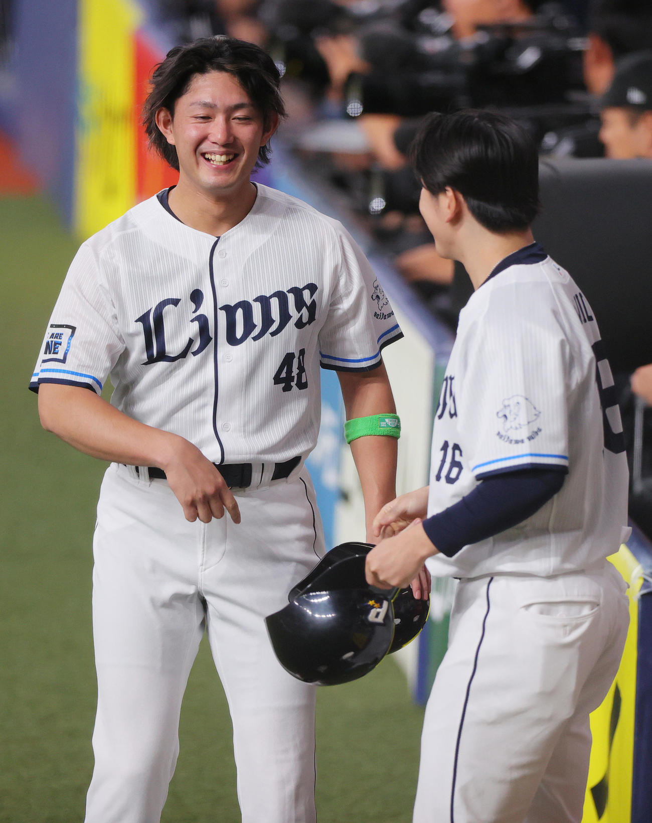 全パ対全セ　8回裏を前にベンチ前で全パ今井（左）は全パ隅田と笑顔で話す（撮影・上山淳一）