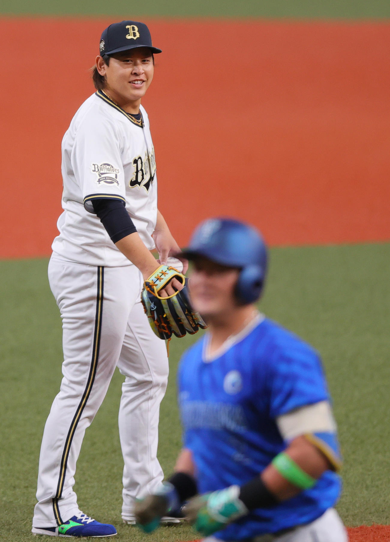 全パ対全セ　全セ牧（手前）を右飛に仕留め笑顔を見せる全パ宮城（撮影・上山淳一）