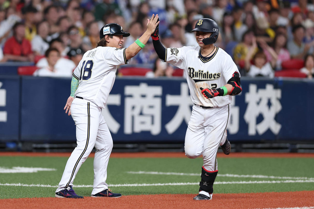 全パ対全セ　7回裏全パ無死、本塁打を放った若月（右）と宮城（撮影・前田充）