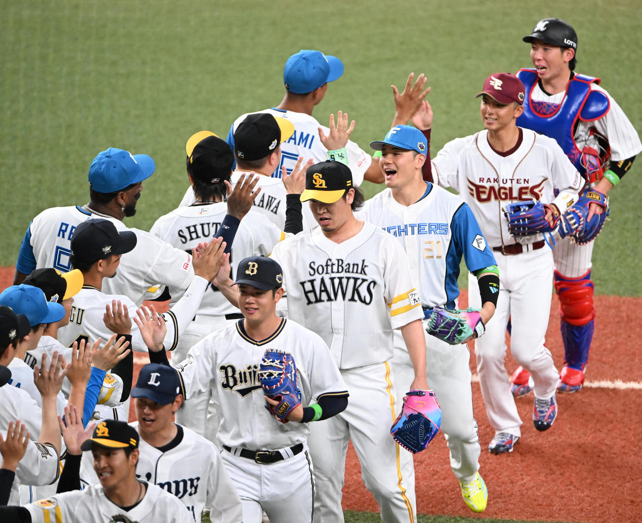 全パ対全セ　全セに勝利しハイタッチする全パの選手（撮影・和賀正仁）