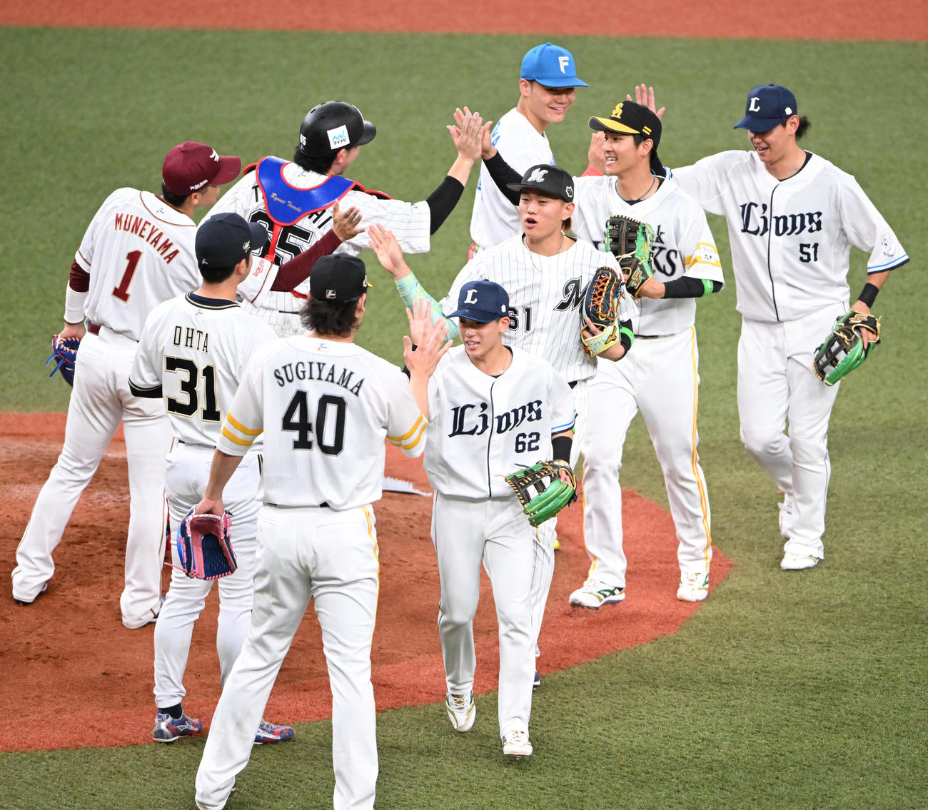 全パ対全セ　全セに勝利しハイタッチする全パの選手（撮影・和賀正仁）