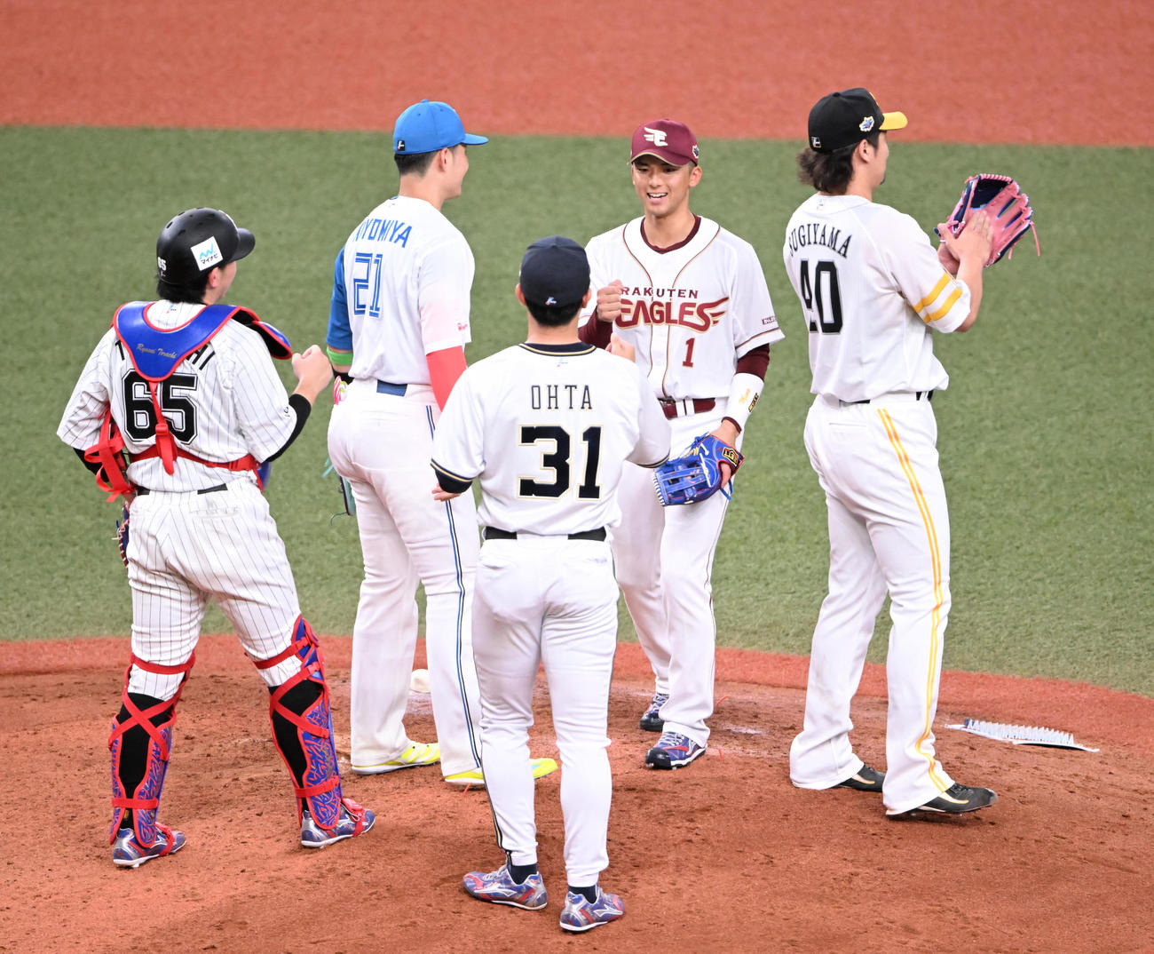 全パ対全セ　全セに勝利しグータッチする全パの宗山塁ら（撮影・和賀正仁）