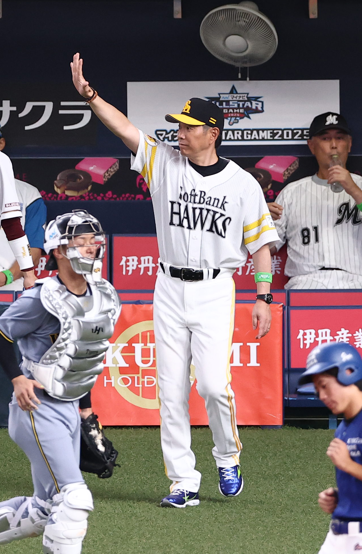 全パ対全セ　選手交代を告げる小久保監督（撮影・上田博志）