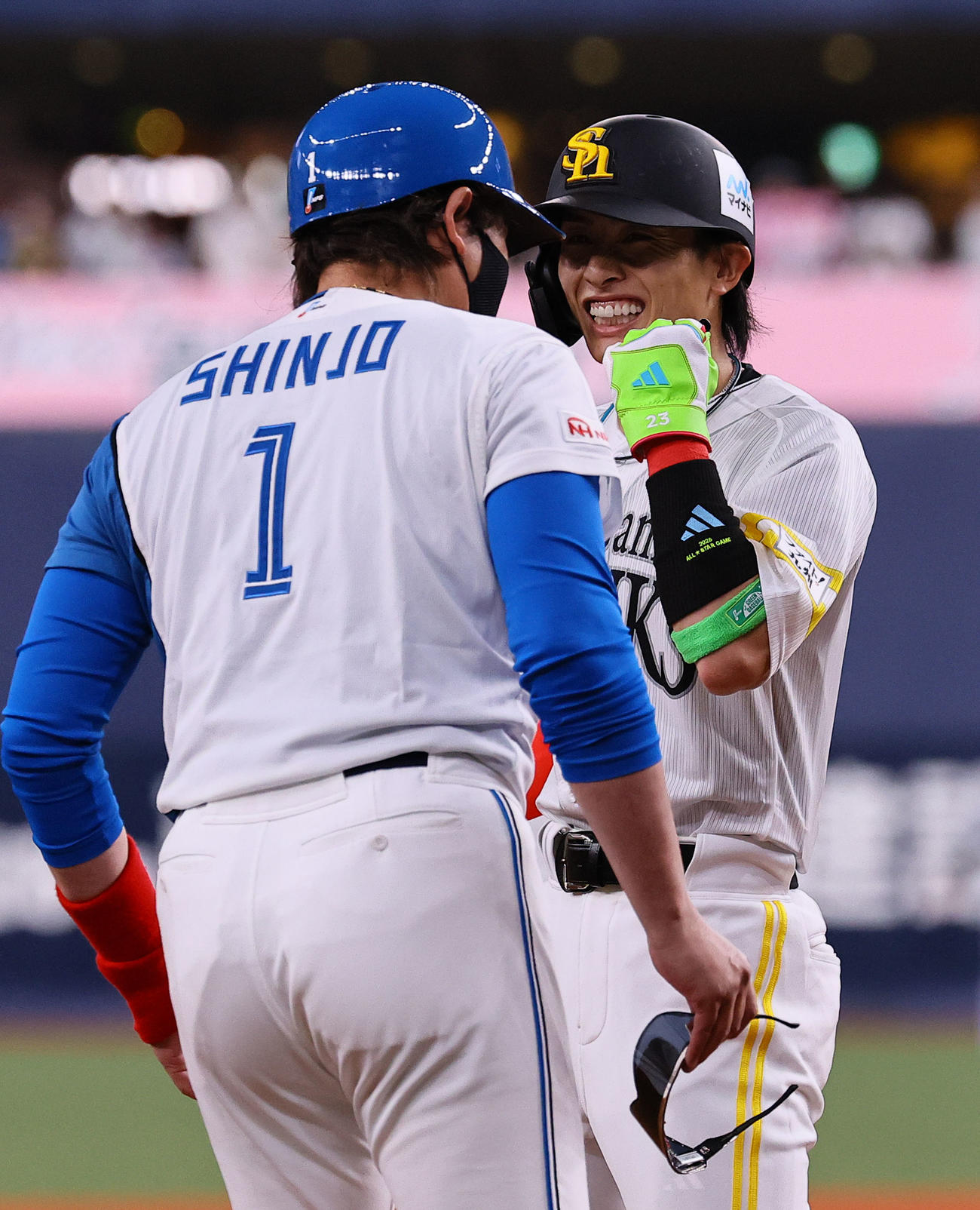 全パ対全セ　4回裏全パ1死三塁、三走周東と言葉を交わす新庄コーチ（撮影・藤尾明華）