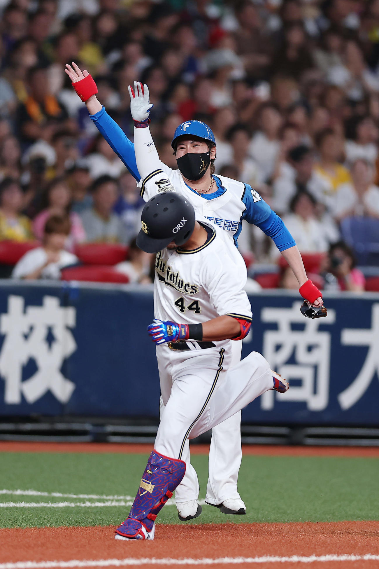 全パ対全セ　3回裏全パ無死一、二塁、3点本塁打を放った頓宮（手前）とタッチを交わす日本ハム新庄監督（撮影・前田充）