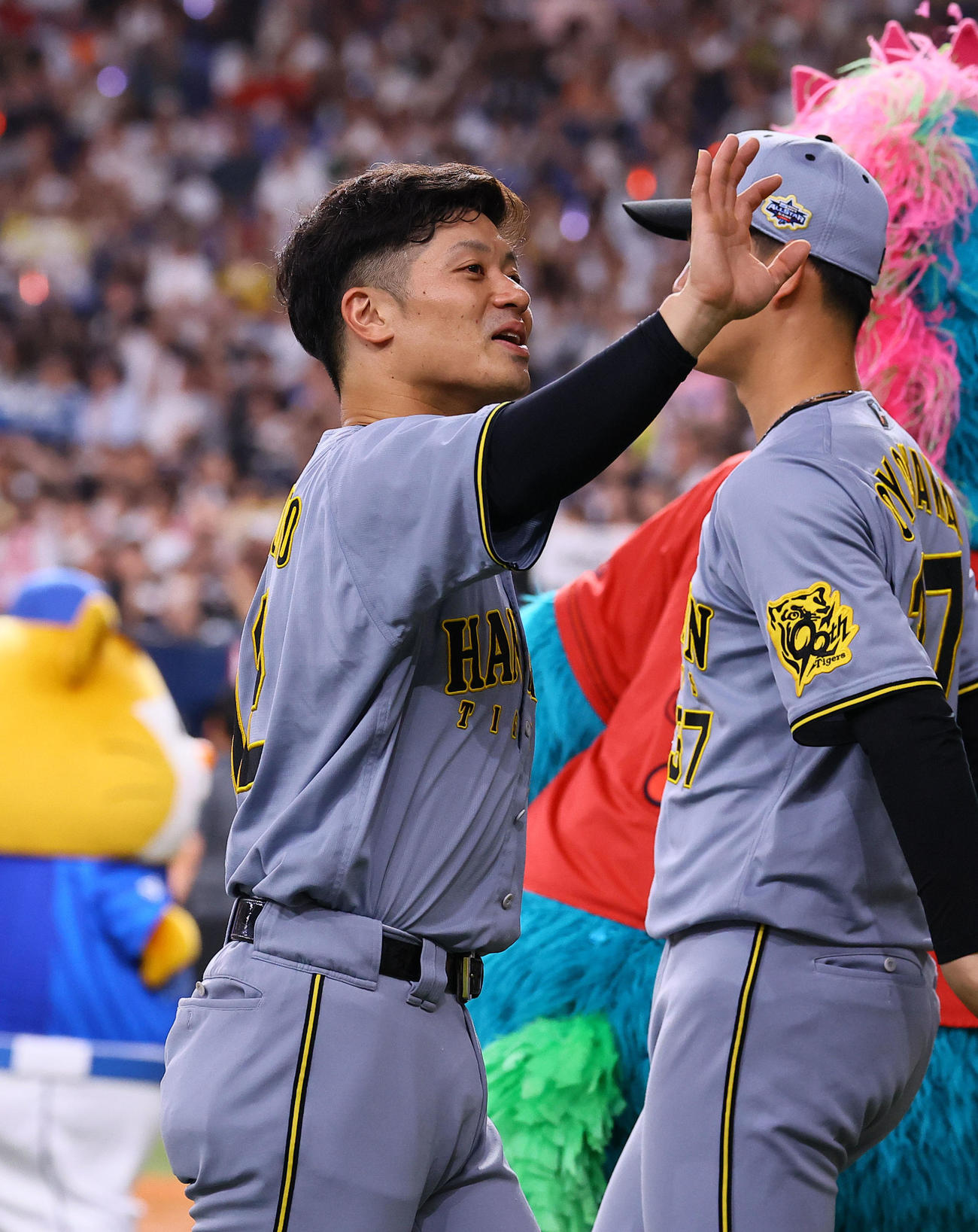 全パ対全セ　ファンに手を振る全セ坂本（撮影・藤尾明華）