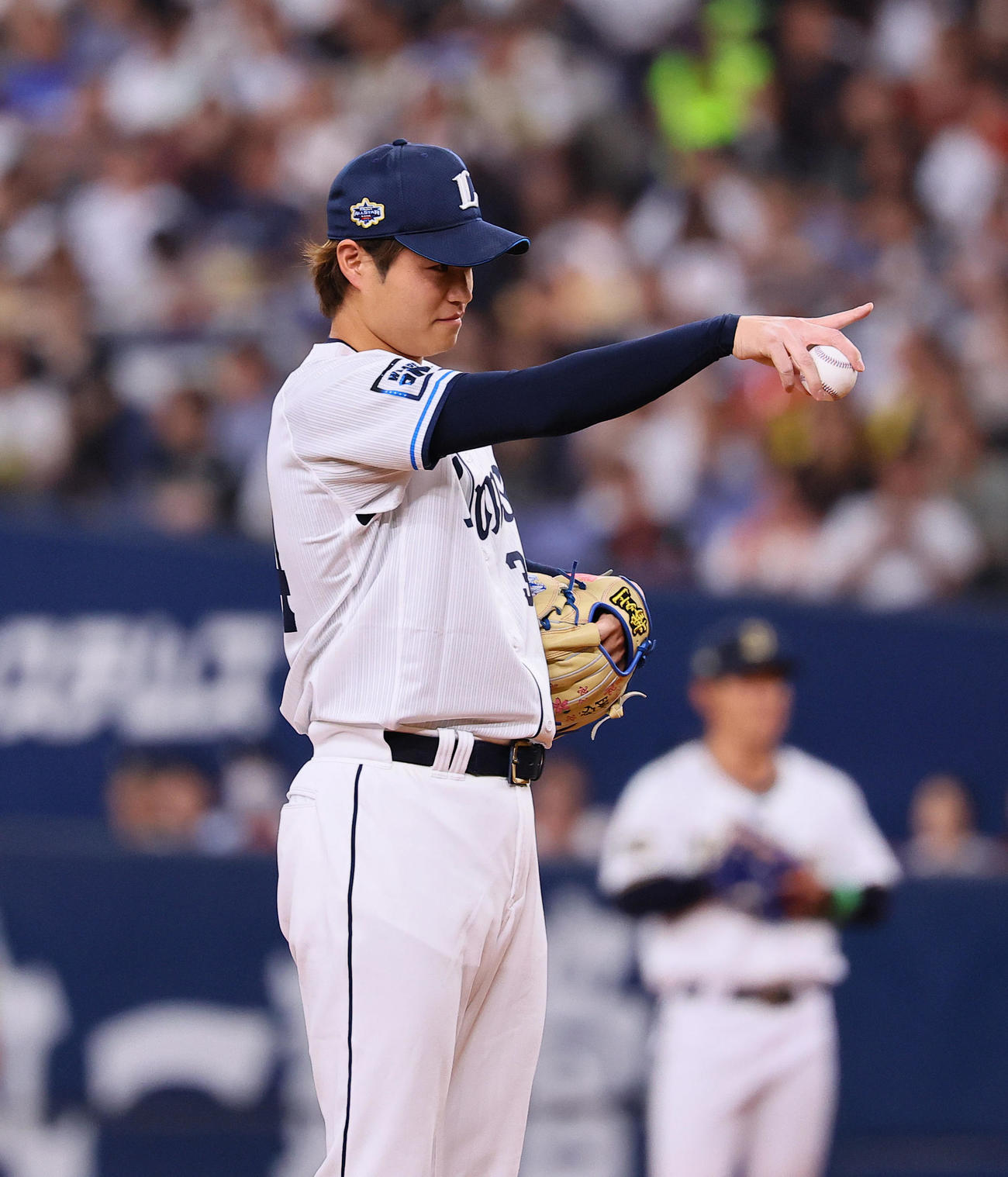 全パ対全セ　8回、登板した全パ甲斐野は岡林を指さす（撮影・藤尾明華）