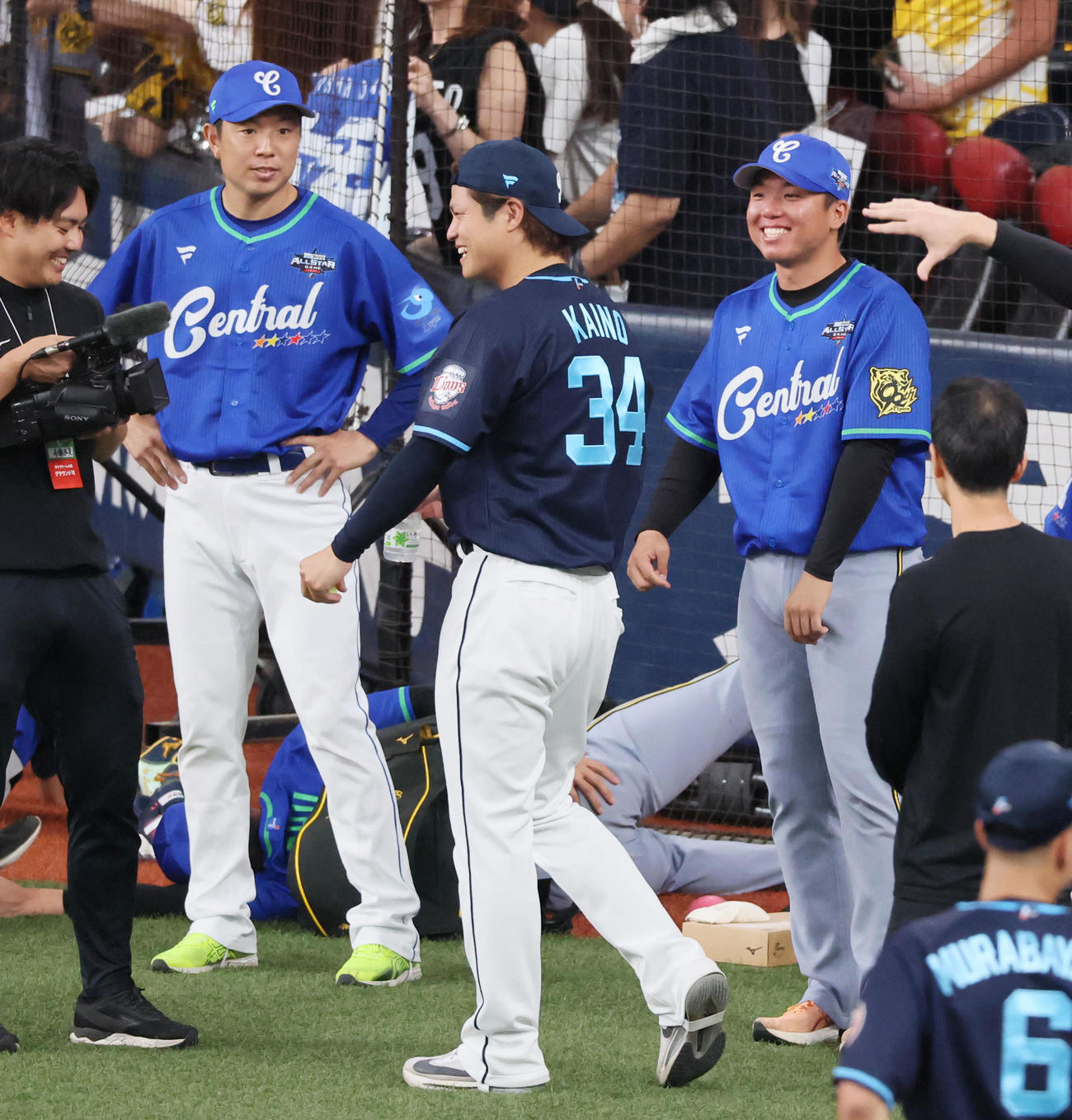 全パ対全セ　練習中談笑する左から松葉、全パ甲斐野、村上（撮影・加藤哉）