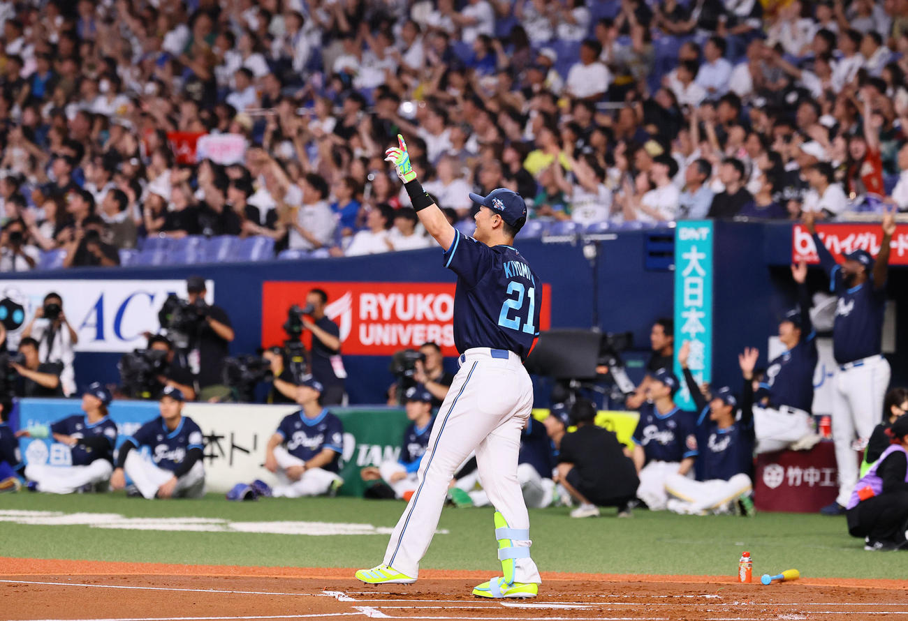 全パ対全セ　本塁打競争2回戦で、全セ佐藤輝に勝利した全パ清宮（撮影・藤尾明華）