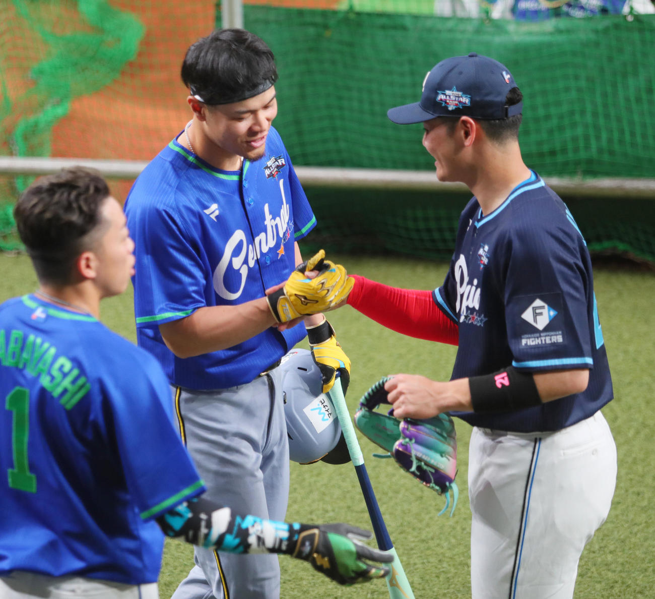 試合前、握手をかわす阪神佐藤輝（中央）と日本ハム清宮。手前は中日岡林（撮影・上山淳一）