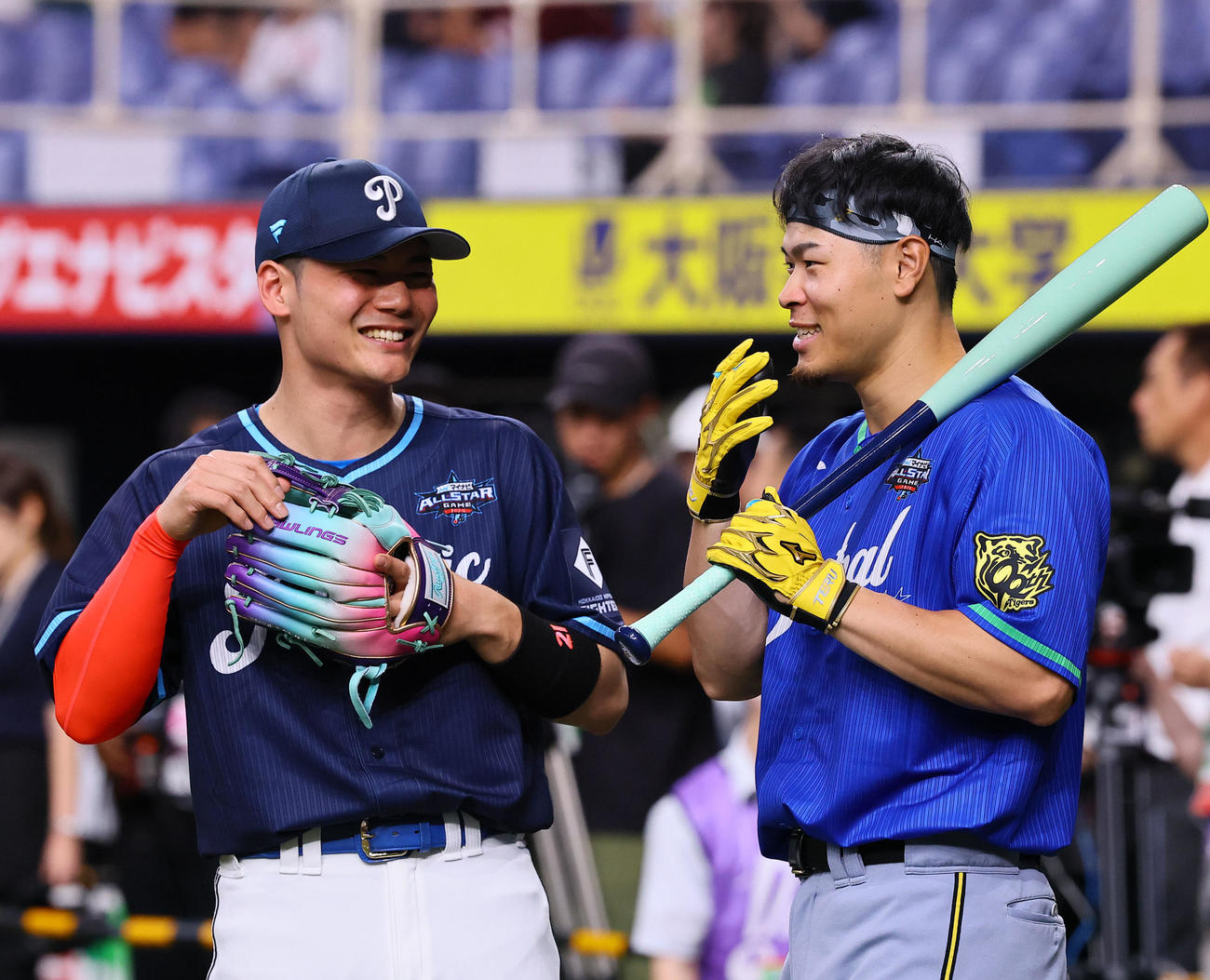 全パ対全セ　談笑する日本ハム清宮（左）と阪神佐藤輝（撮影・藤尾明華）