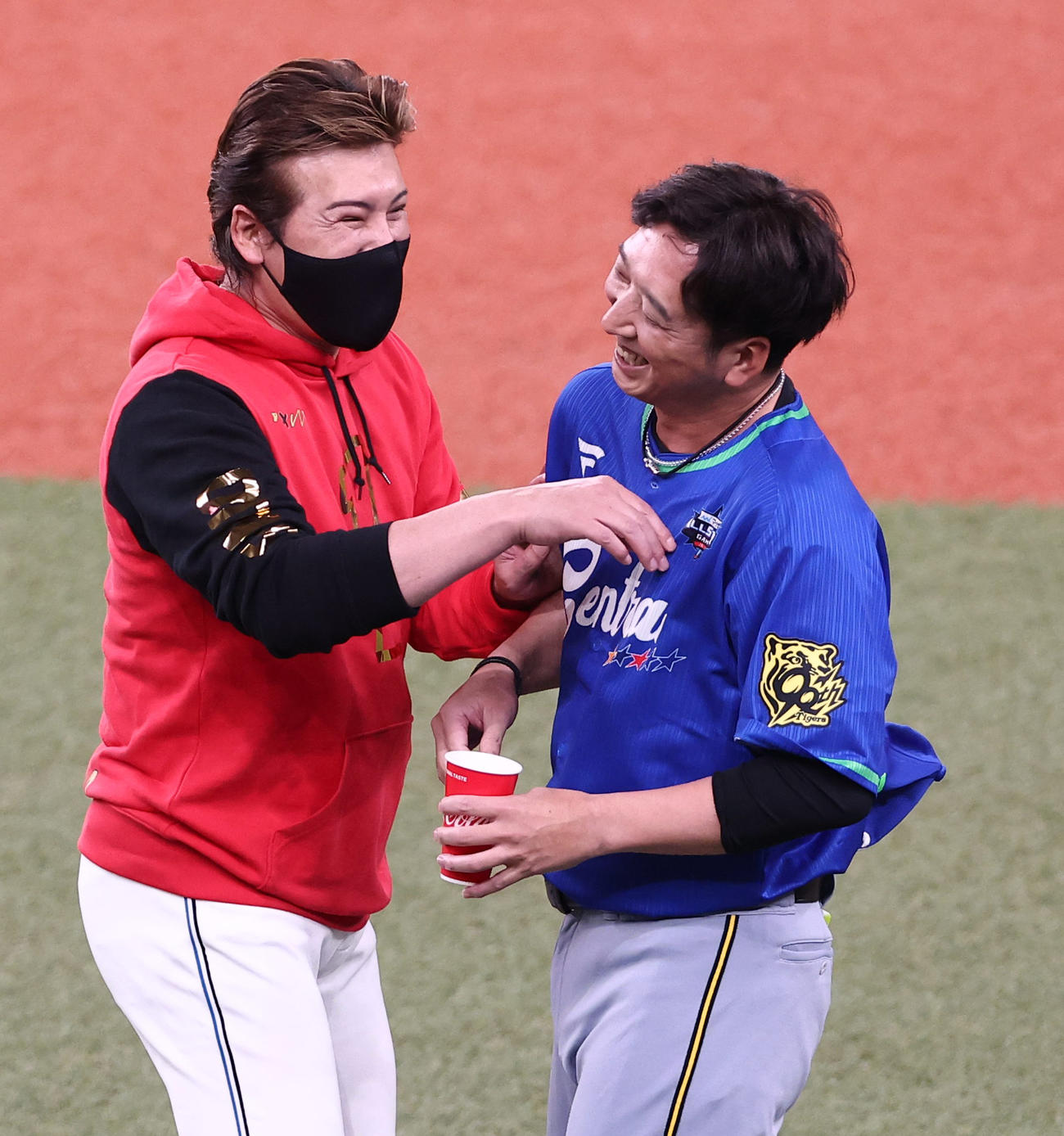 全パ新庄コーチ（左）と談笑する全セ藤川コーチ（撮影・上田博志）