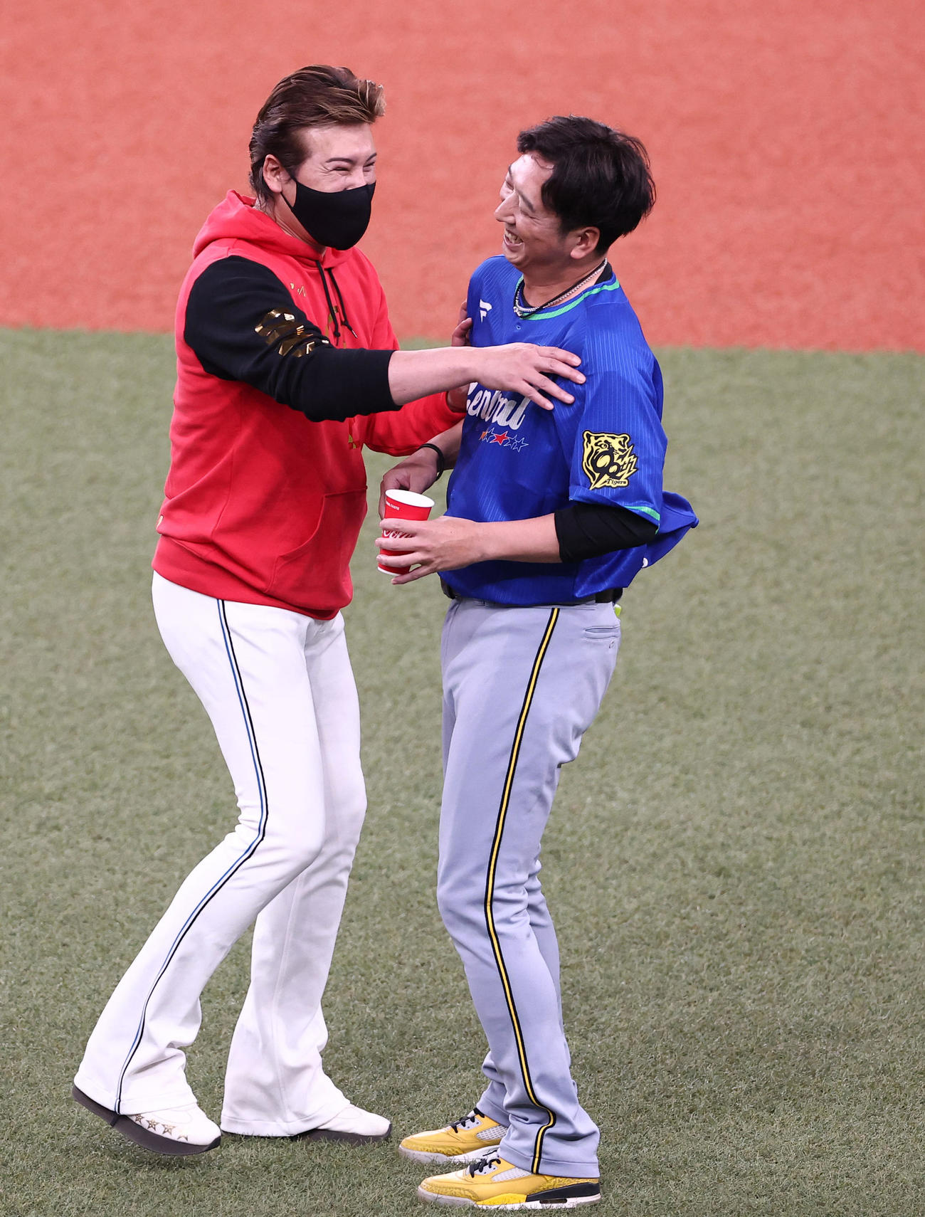 全パ新庄コーチ（左）と談笑する全セ藤川コーチ（撮影・上田博志）