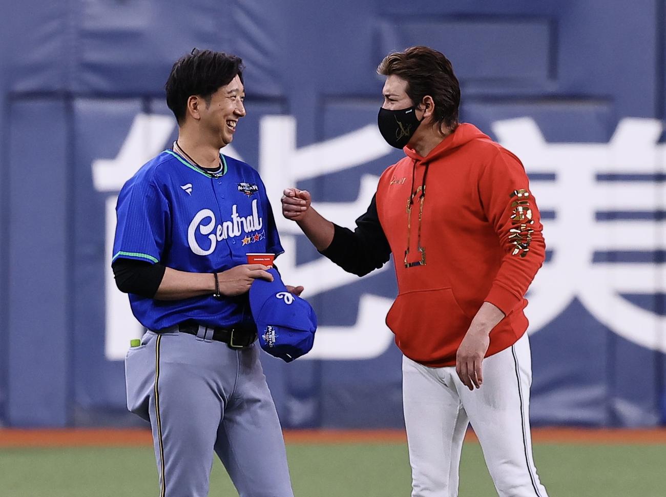 オールスターで話をする藤川監督（左）と新庄監督（撮影・藤尾明華）