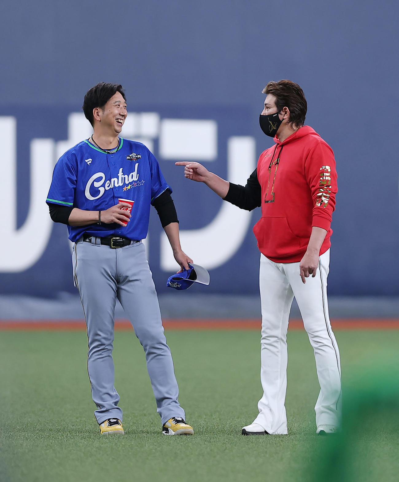 全パ対全セ　言葉を交わす阪神藤川監督（左）と日本ハム新庄監督（撮影・前田充）