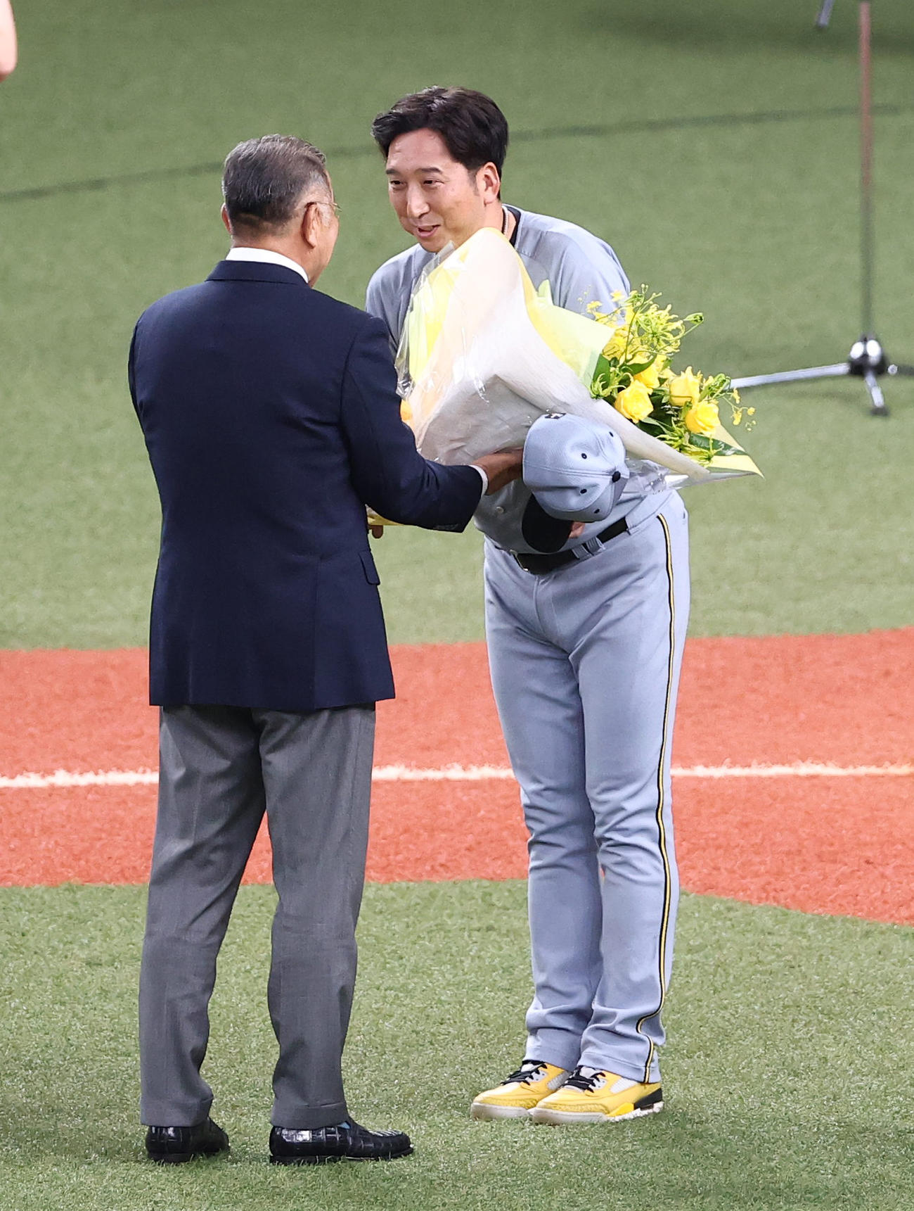 プロ野球殿堂入りした掛布氏（左）に花束を手渡す全セ藤川コーチ（撮影・上田博志）