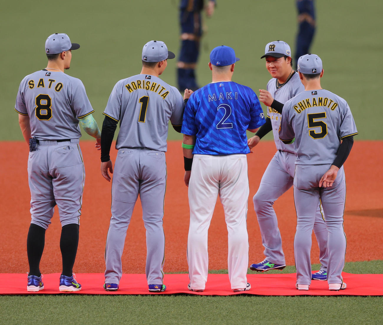 タッチをかわす全セ大山（右から2人目）（撮影・上山淳一）