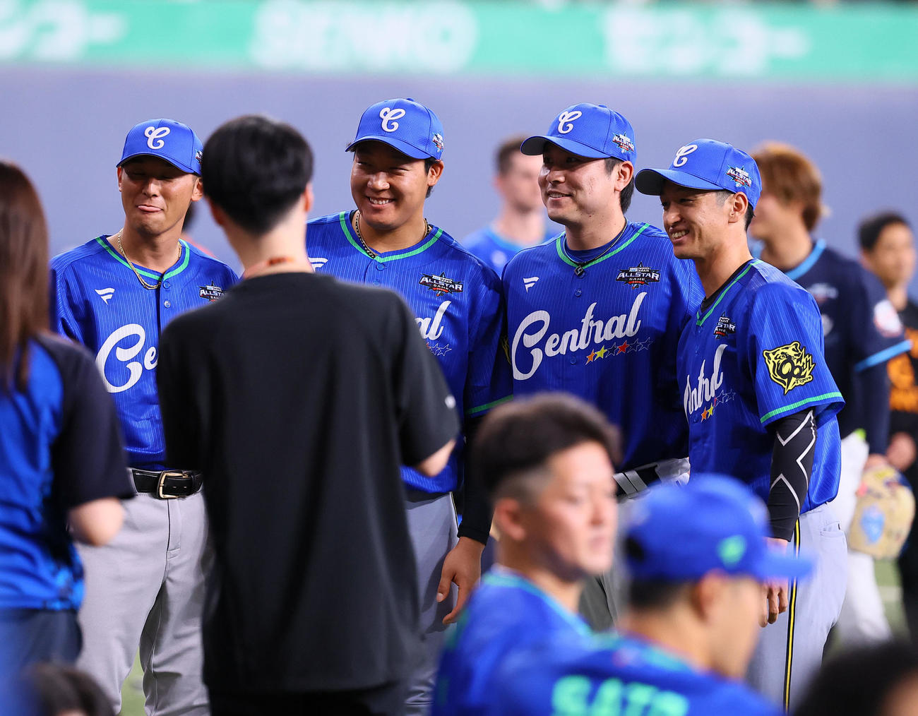 全パ対全セ　写真を撮る左から全セ吉川、大山、佐野、近本（撮影・藤尾明華）