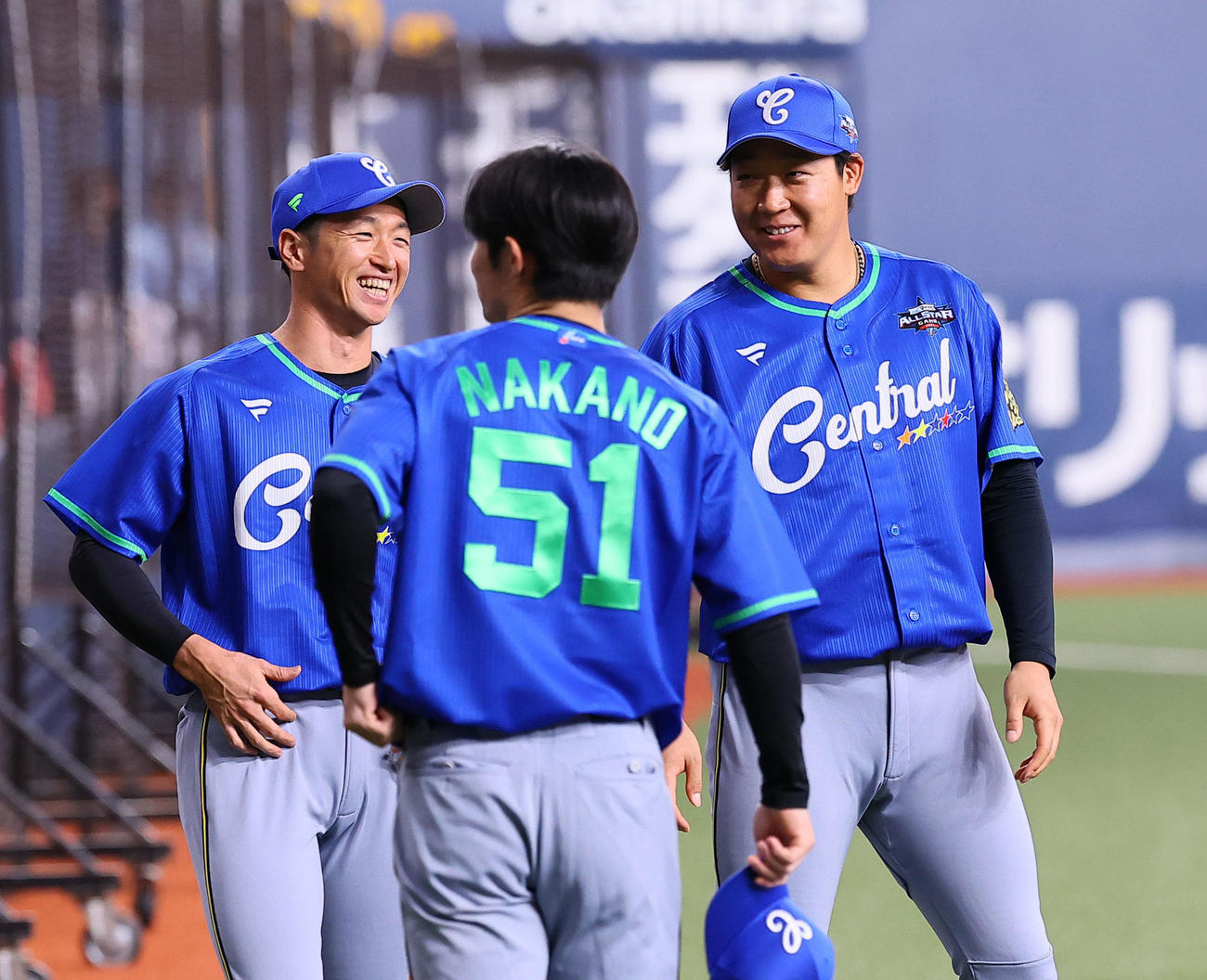 全パ対全セ　笑顔を見せる全セ近本、大山（撮影・藤尾明華）