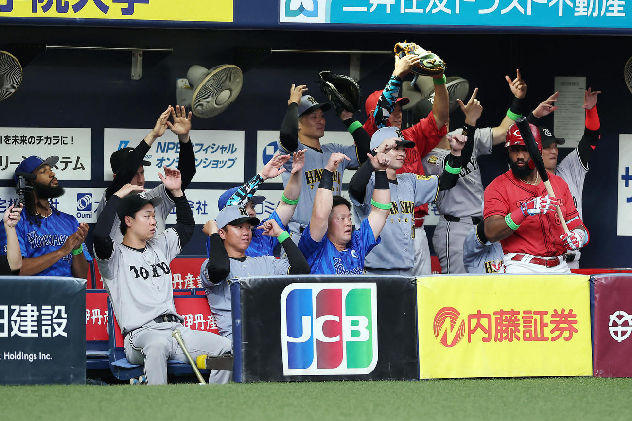 全パ対全セ　1回表全セ2死、森下の二塁打に盛り上がる全セの選手たち（撮影・前田充）