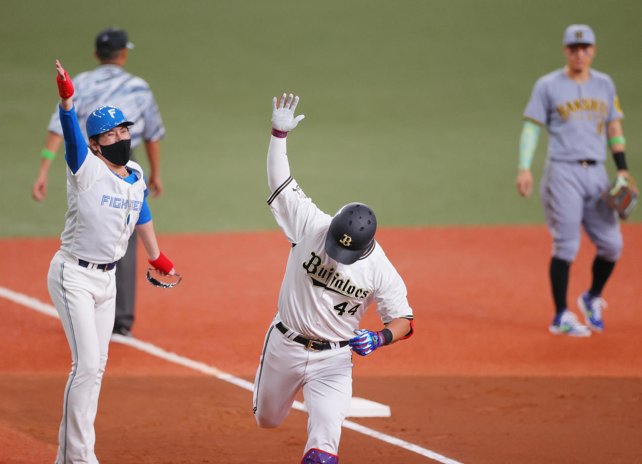 全パ対全セ　3回裏全パ無死一、二塁、全パ頓宮（手前）は左越え3点本塁打を放ち全パ新庄コーチとタッチをかわす（撮影・上山淳一）