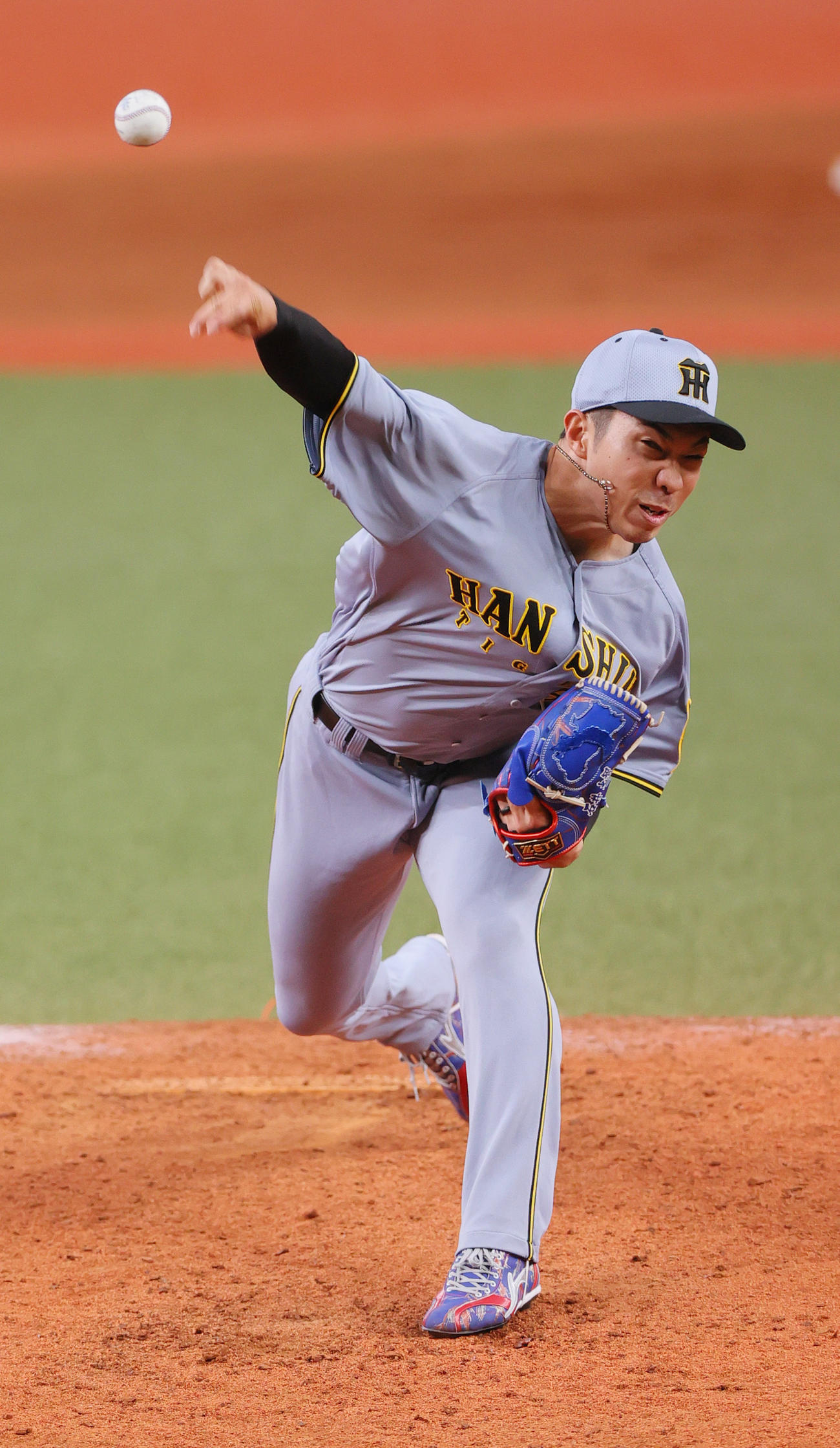 全パ対全セ　8回裏に登板する全セ石井（撮影・上山淳一）