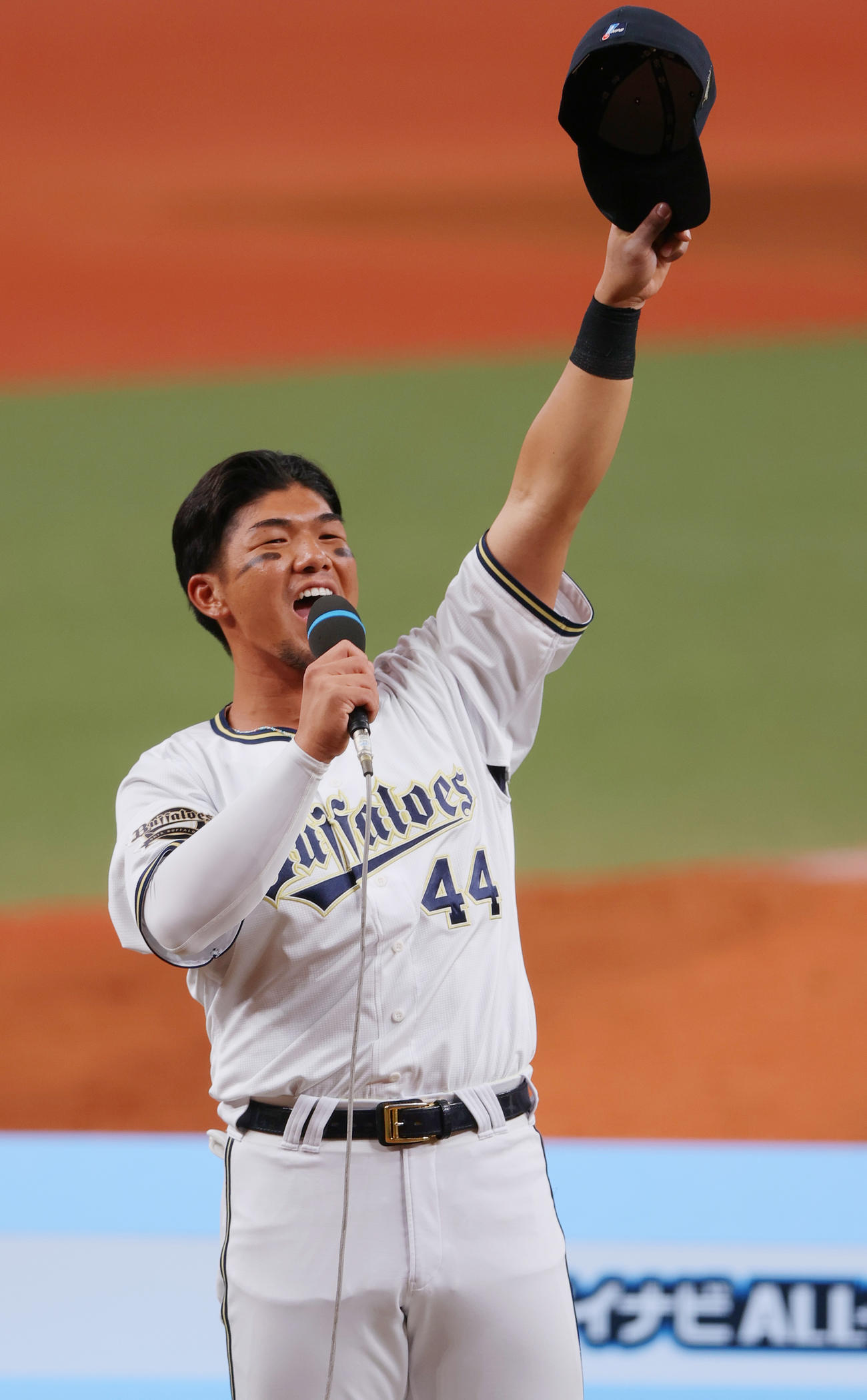 全パ対全セ　第1戦でMVPの全パ頓宮は「ほいさー」のかけ声でファンと一緒に盛り上がる（撮影・上山淳一）