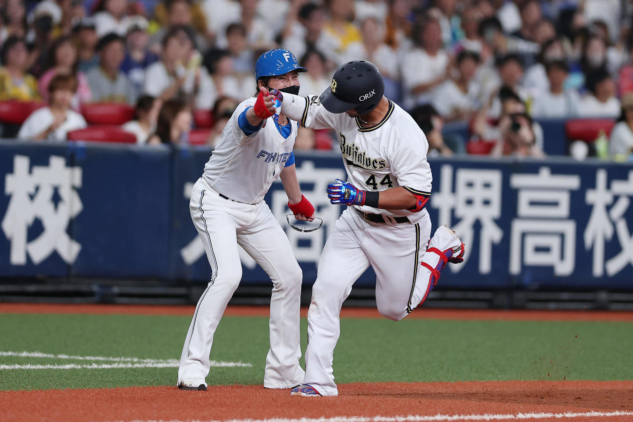 全パ対全セ　3回裏全パ無死一、二塁、3点本塁打を放った頓宮（右）とタッチを交わす日本ハム新庄監督（撮影・前田充）