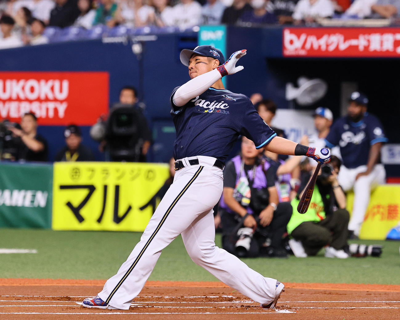 全パ対全セ　本塁打競争で本塁打を放つ全パ頓宮（撮影・藤尾明華）