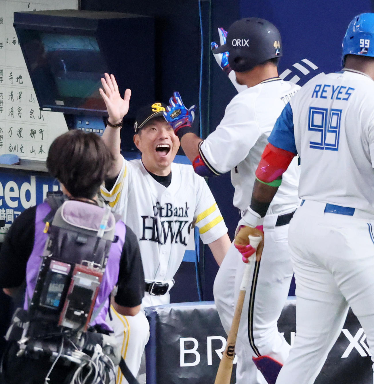 全パ対全セ　3回裏全パ無死一、二塁、小久保監督は左越え3点本塁打を放った頓宮を笑顔で出迎える（撮影・加藤哉）