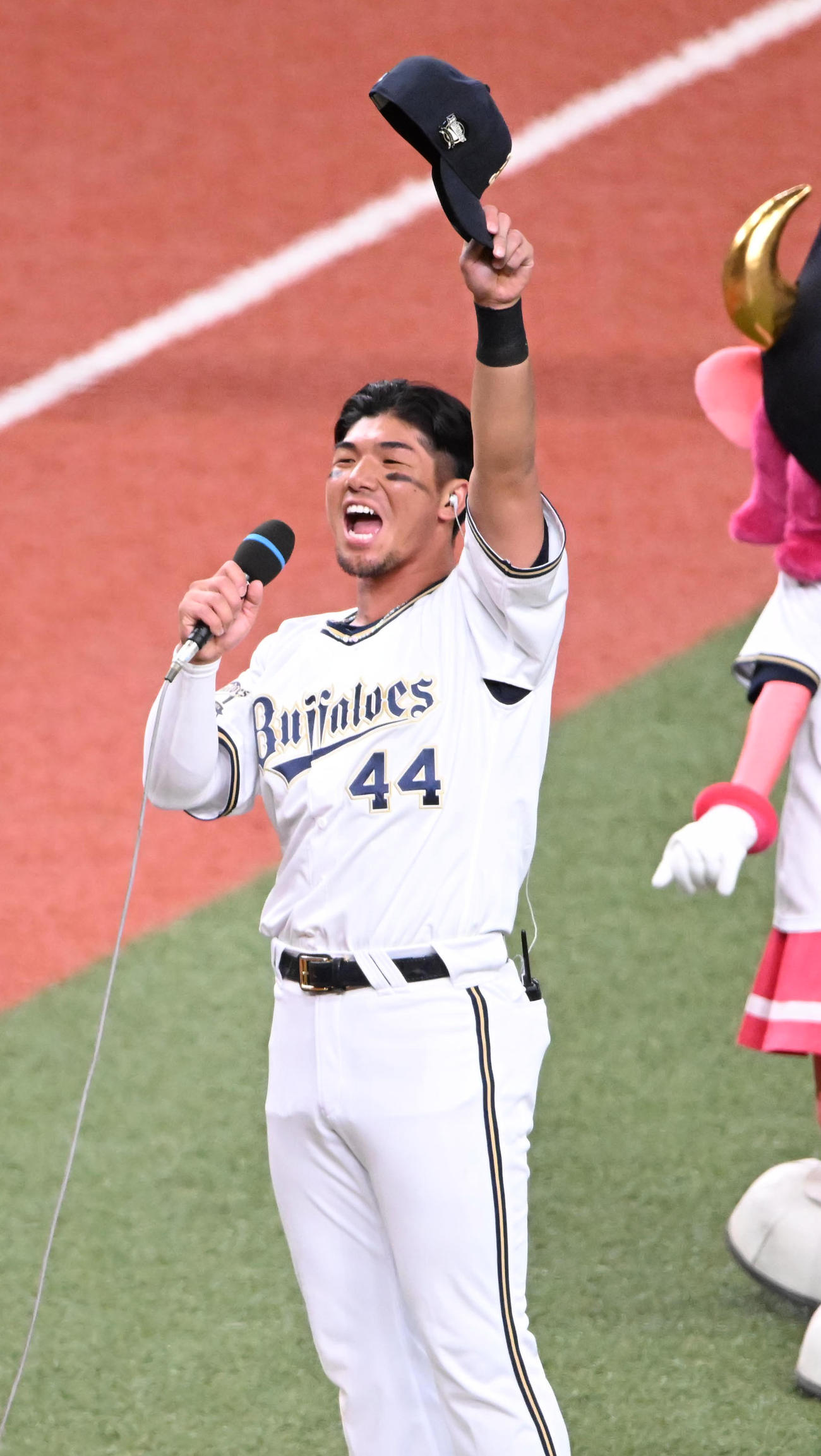 MVPを獲得した頓宮はヒーローインタビューの最後を「ホイサー」で締める（撮影・和賀正仁）
