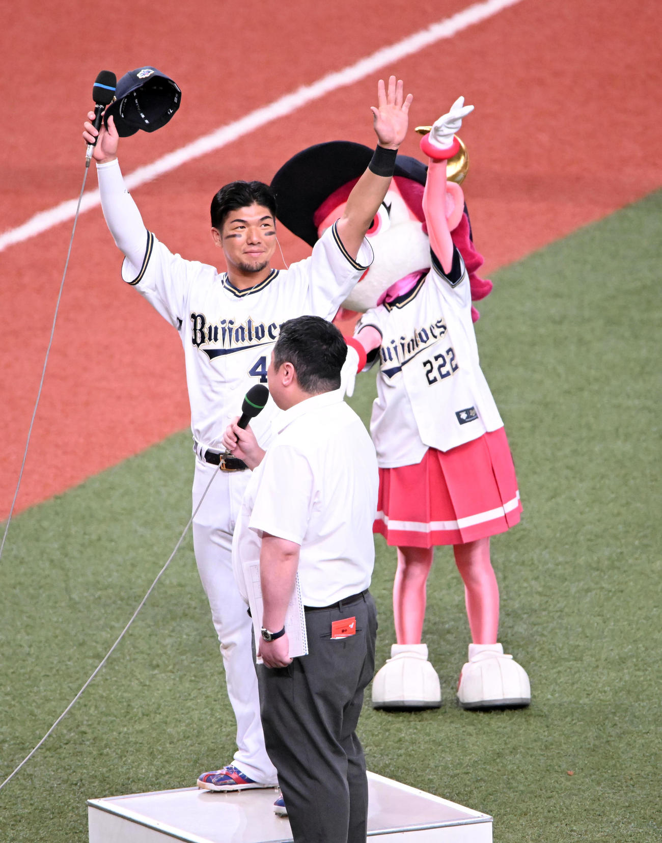 全パ対全セ　MVPを獲得しファンの声援に応える頓宮（撮影・和賀正仁）