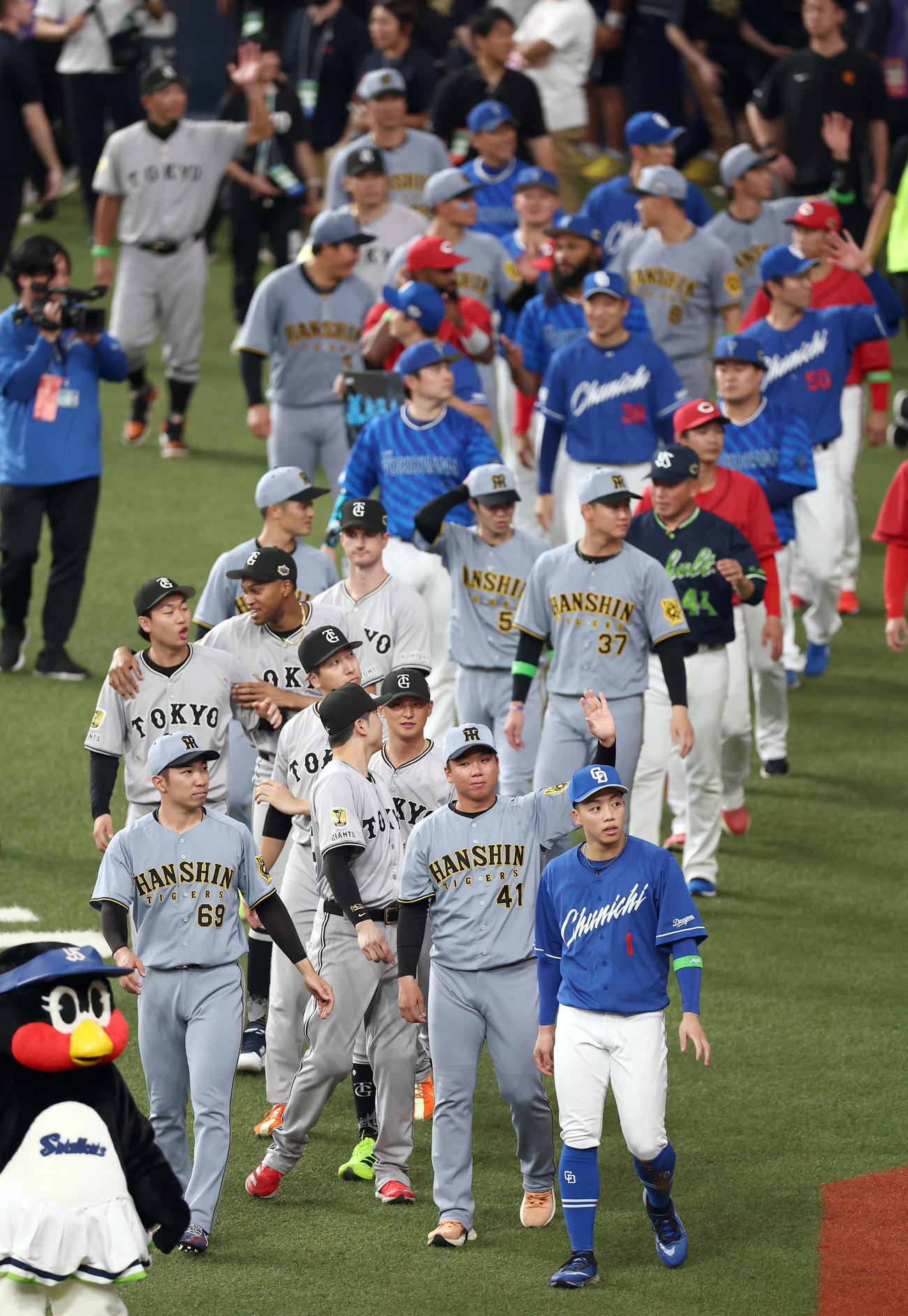 全パ対全セ　ファンに手を振り場内を1周する全セナイン（撮影・上田博志）