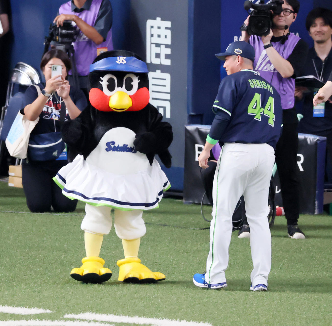 全パ対全セ　選手紹介でグラウンドに登場したヤクルト大西とツバミちゃん（撮影・加藤哉）