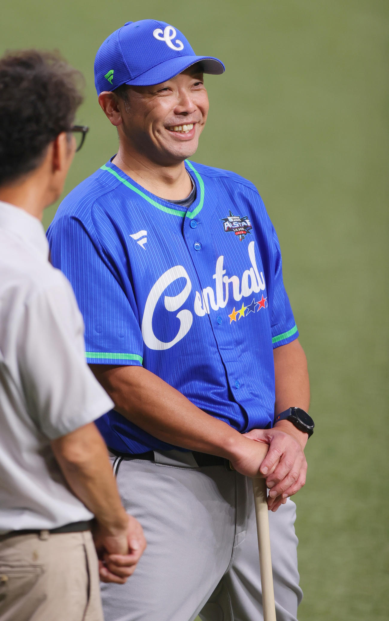 試合前、笑顔を見せる全セ阿部監督（撮影・上山淳一）