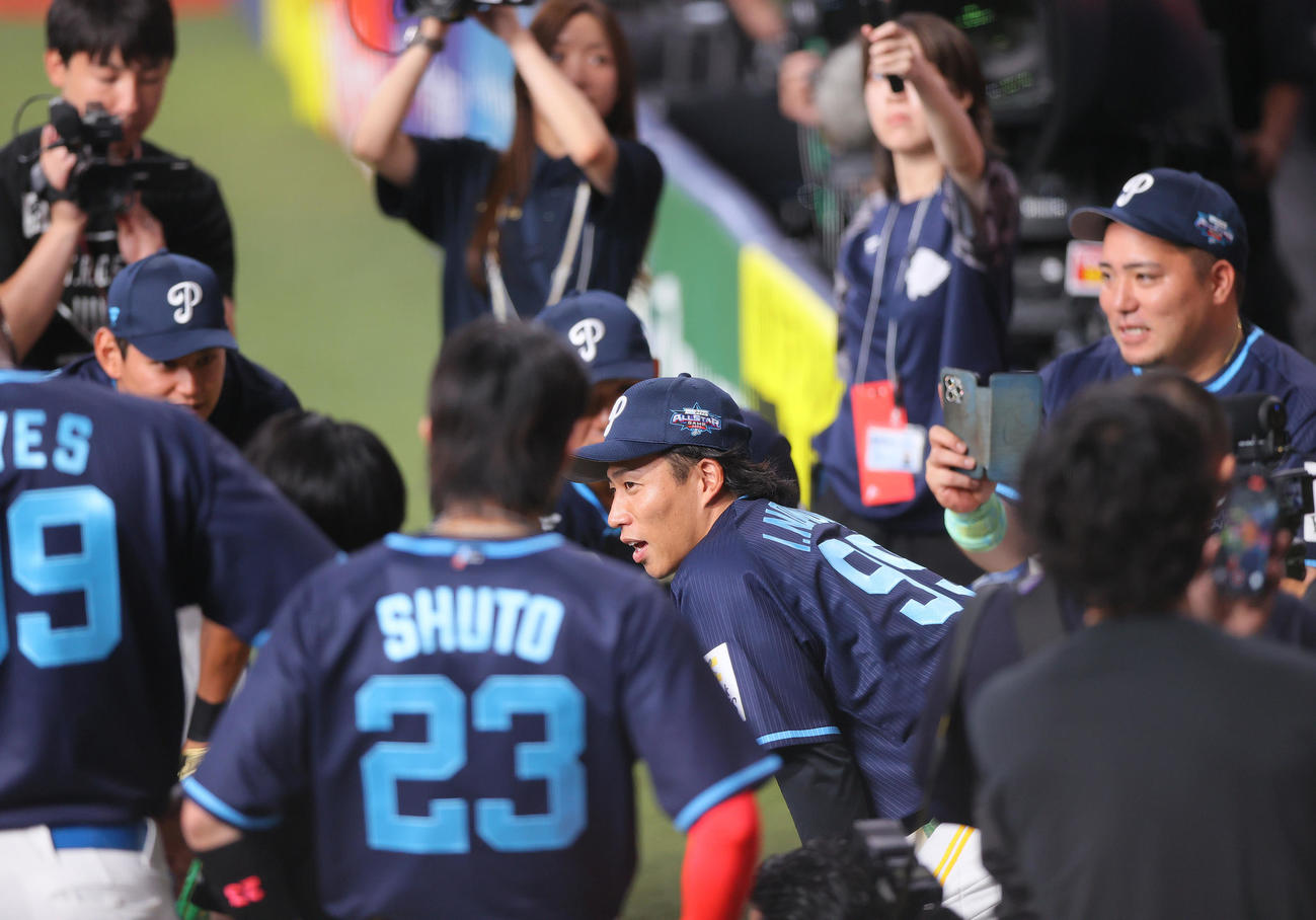 全パ対全セ　円陣で声出しする全パ野村（右から2人目）