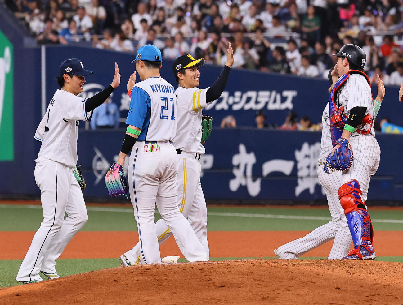 全パ対全セ　全セに勝利し、タッチを交わす全パ西川（左）清宮、柳町ら（撮影・藤尾明華）