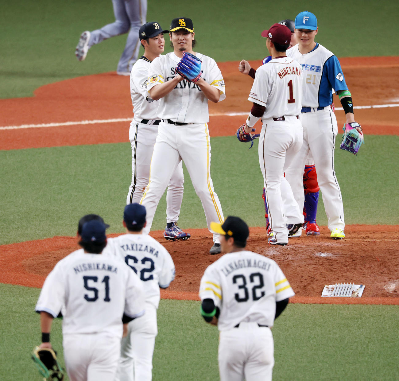 全パ対全セ　全セに勝利しマウンドでナインとタッチする杉山（撮影・加藤哉）