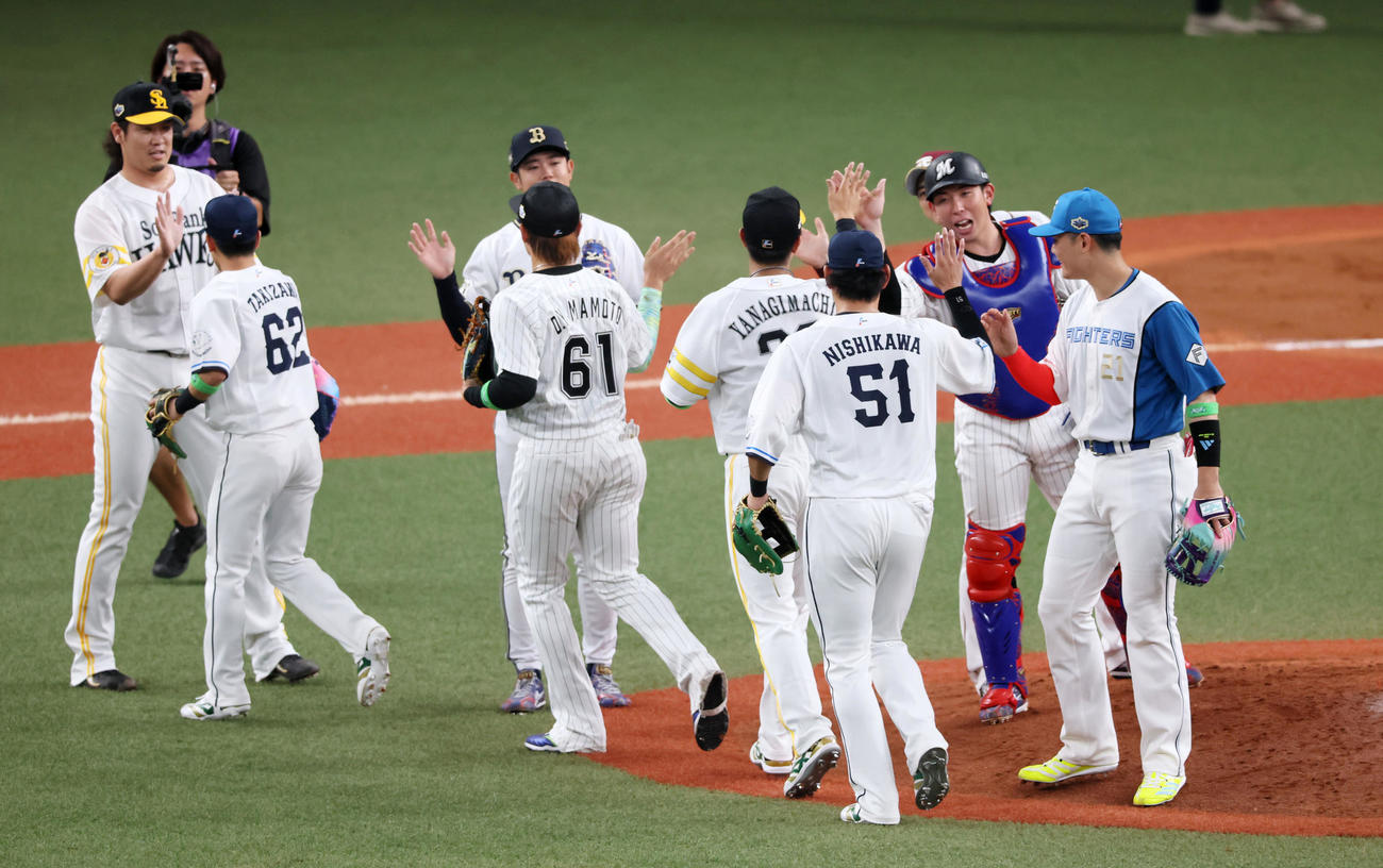 全パ対全セ　全セに勝利し杉山（左）はナインとタッチする（撮影・加藤哉）