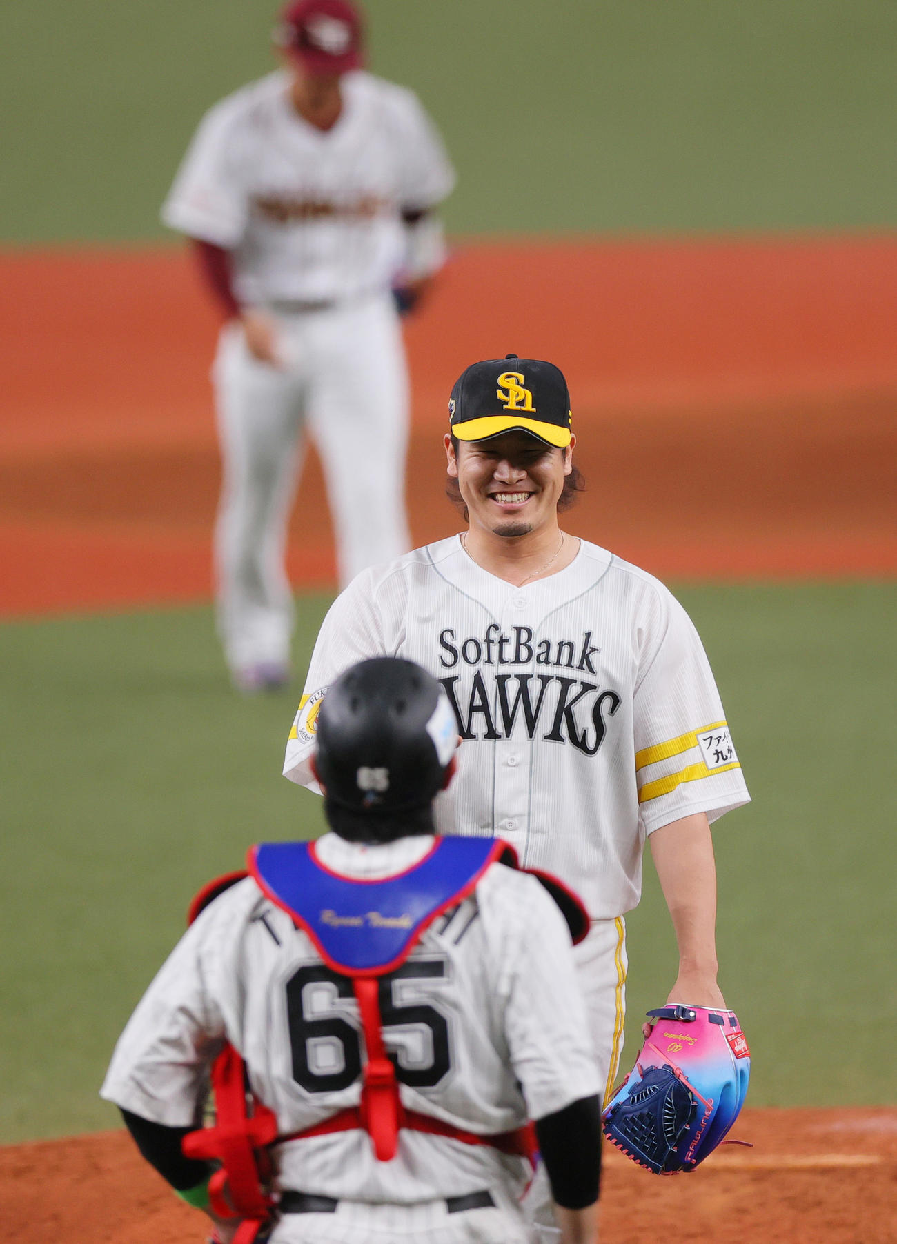 全パ対全セ　全セに勝利し、試合を締め笑顔を見せる全パ杉山（中央）（撮影・上山淳一）