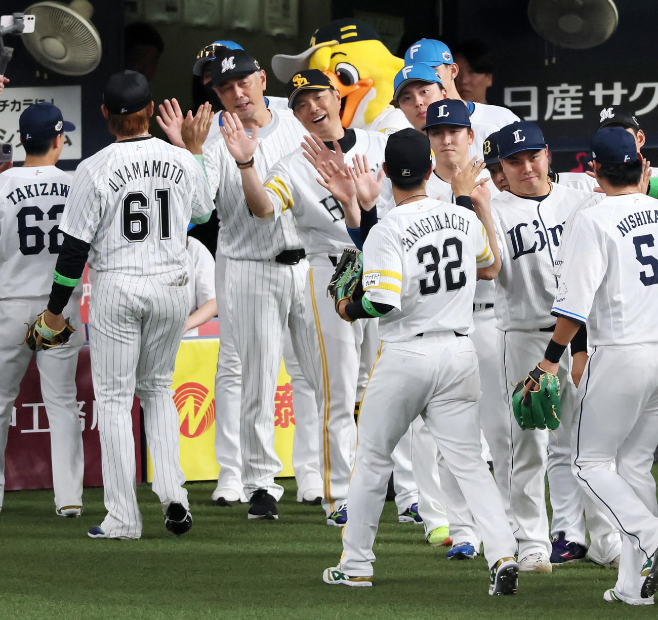 全パ対全セ　全セに勝利し小久保監督はナインとタッチする（撮影・加藤哉）