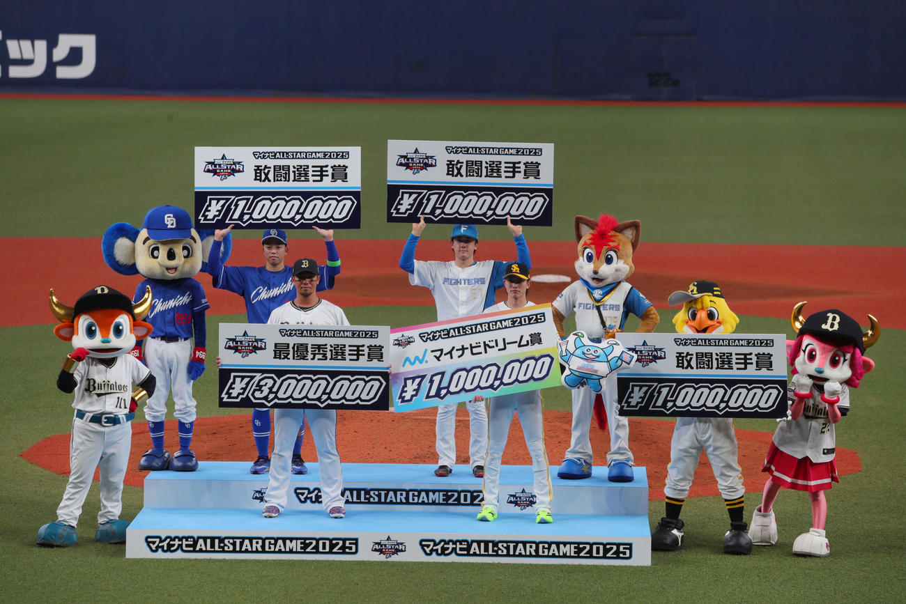 全パ対全セ　記念撮影する、前列左からMVPに輝いた全パ頓宮、敢闘賞の周東、後列左から敢闘賞の全セ岡林、敢闘賞の全パ北山（撮影・上山淳一）