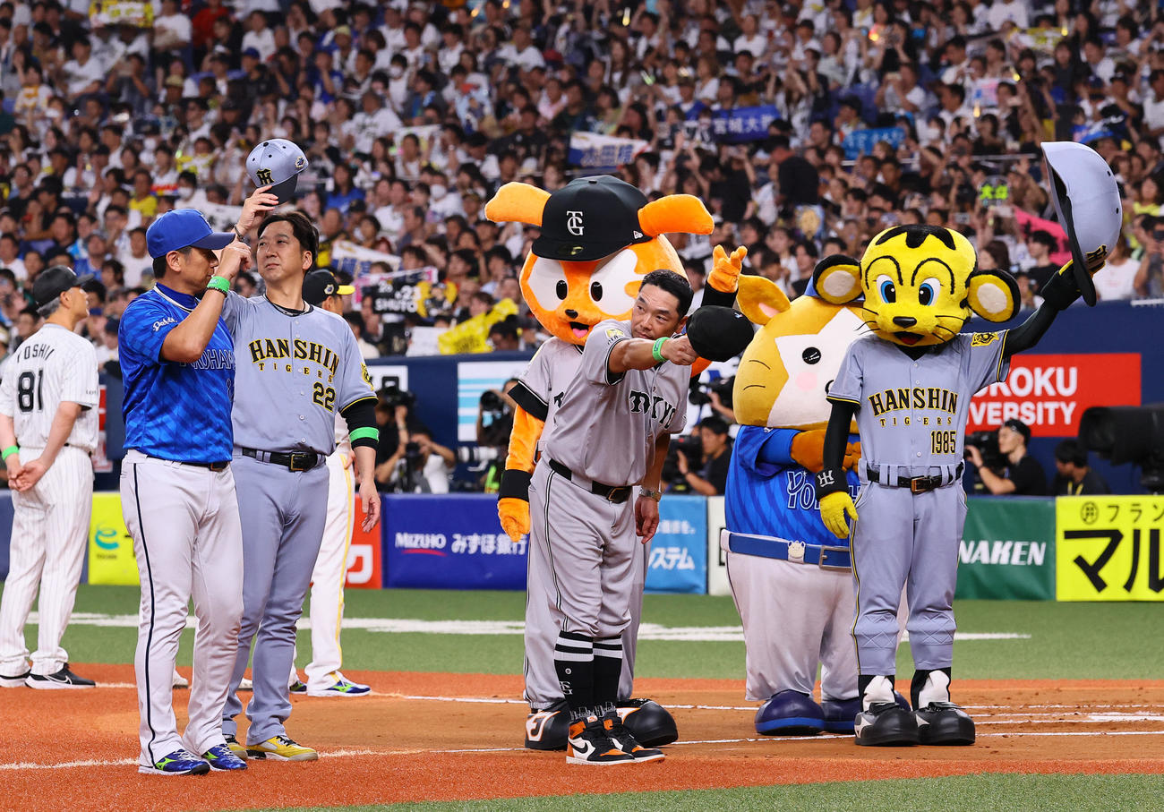 全パ対全セ　全パに敗れ、あいさつする左から全セ三浦コーチ、藤川コーチ、阿部監督（撮影・藤尾明華）