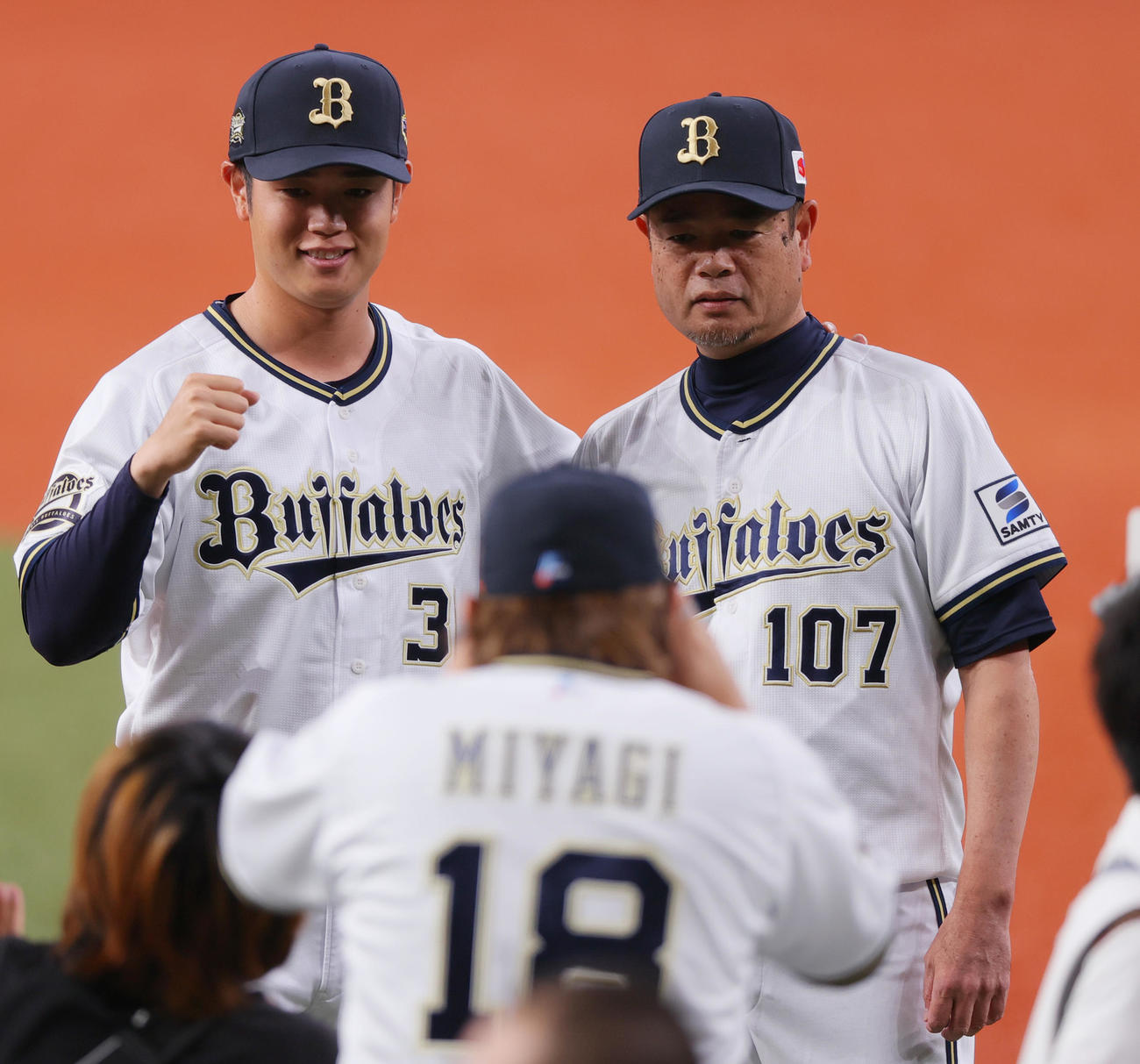 オリックス太田椋（左）と父の暁打撃投手を撮影するオリックス宮城（撮影・上山淳一）