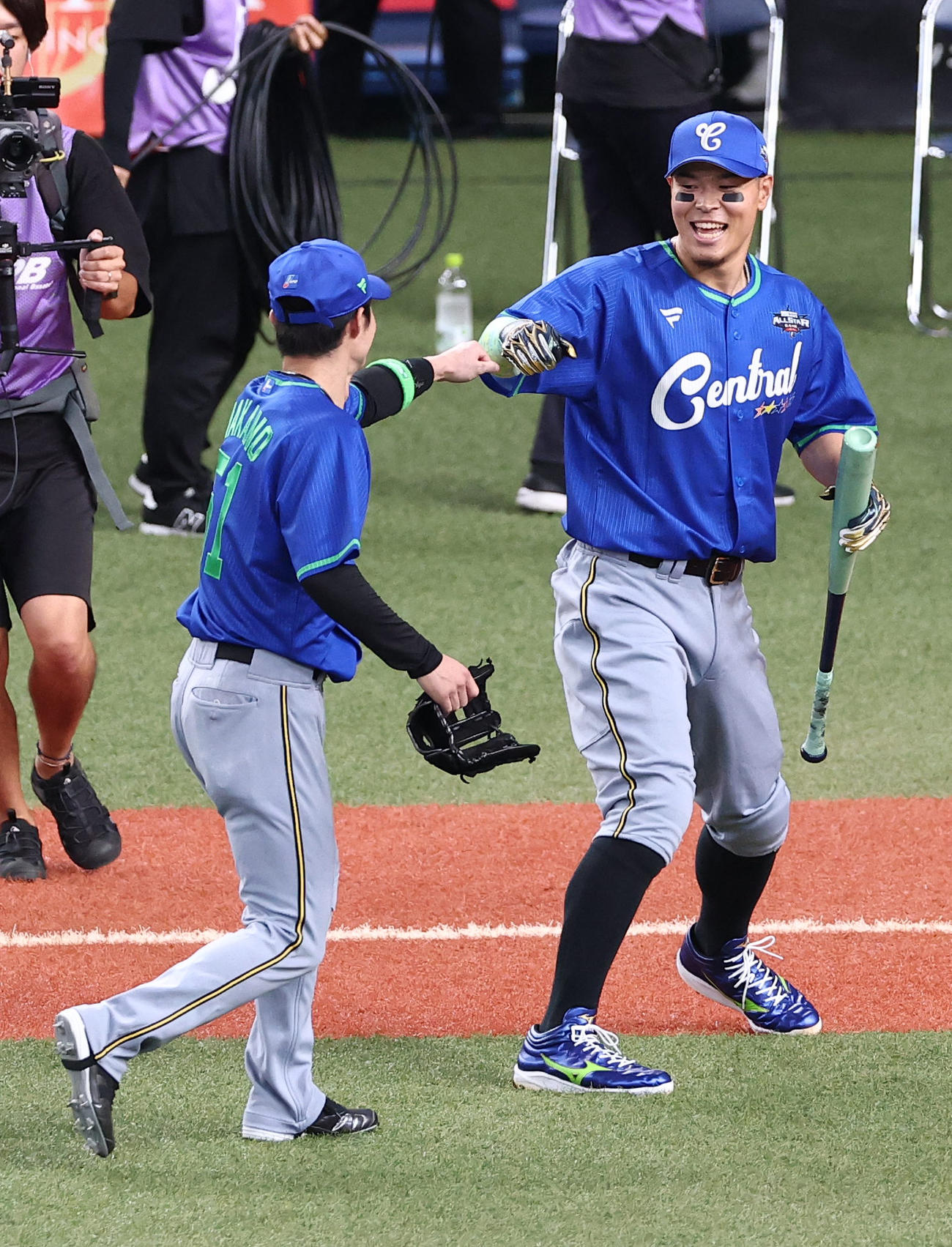 ホームランダービーに参加した佐藤輝（右）は投手役の中野とグータッチする（撮影・上田博志）