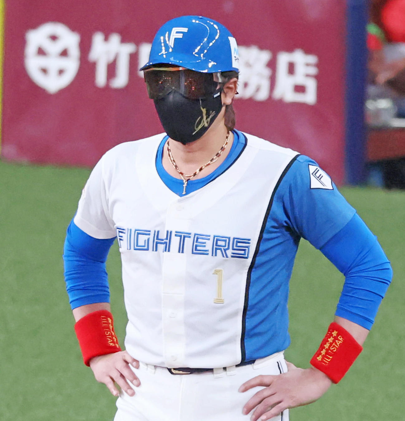 全パ対全セ　4回裏全パ2死三塁、三走周東の方向を向いてサングラスから電光で「スクイズ」の文字を出す新庄三塁コーチ（撮影・加藤哉）