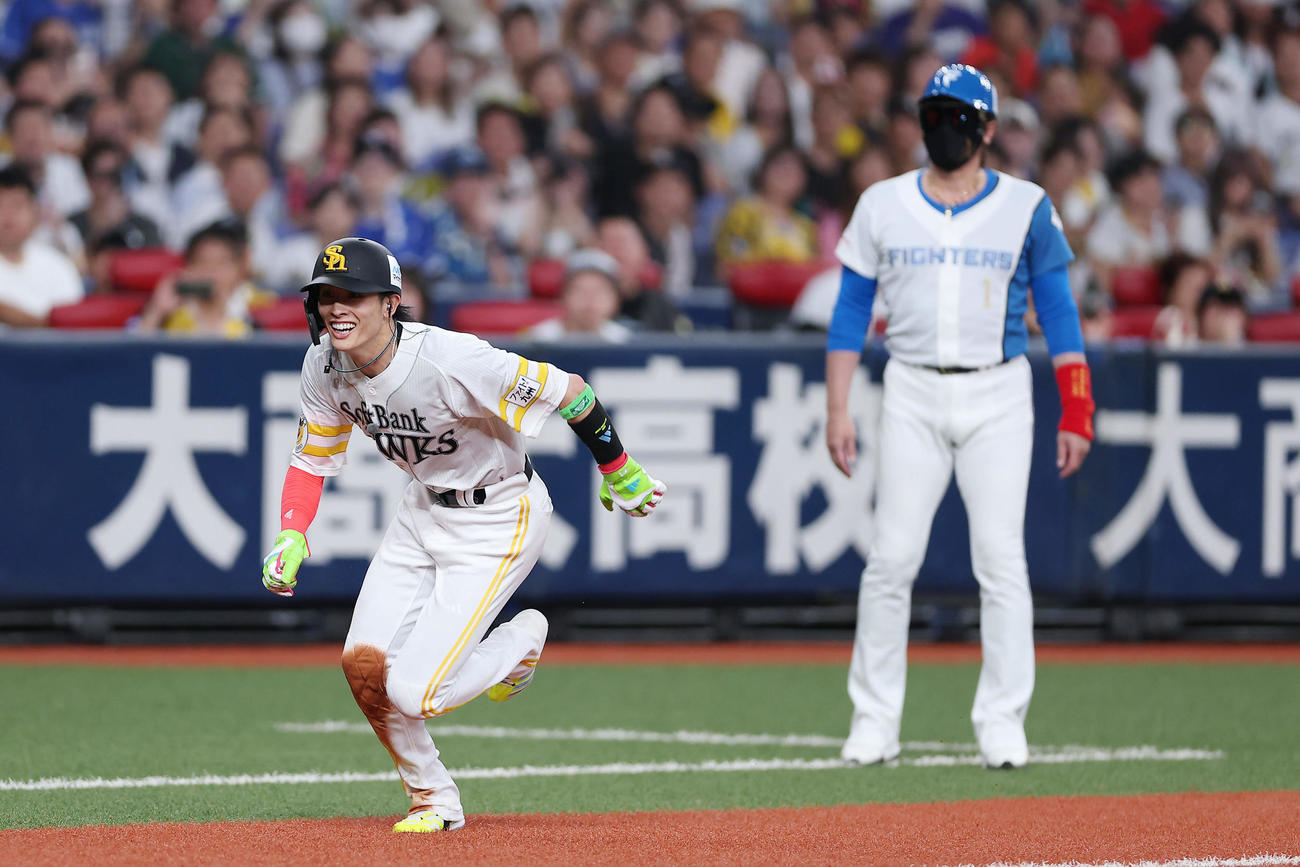 全パ対全セ　4回裏全パ1死三塁、スタートを切る三走周東（左）。右は三塁コーチを務める日本ハム新庄監督（撮影・前田充）